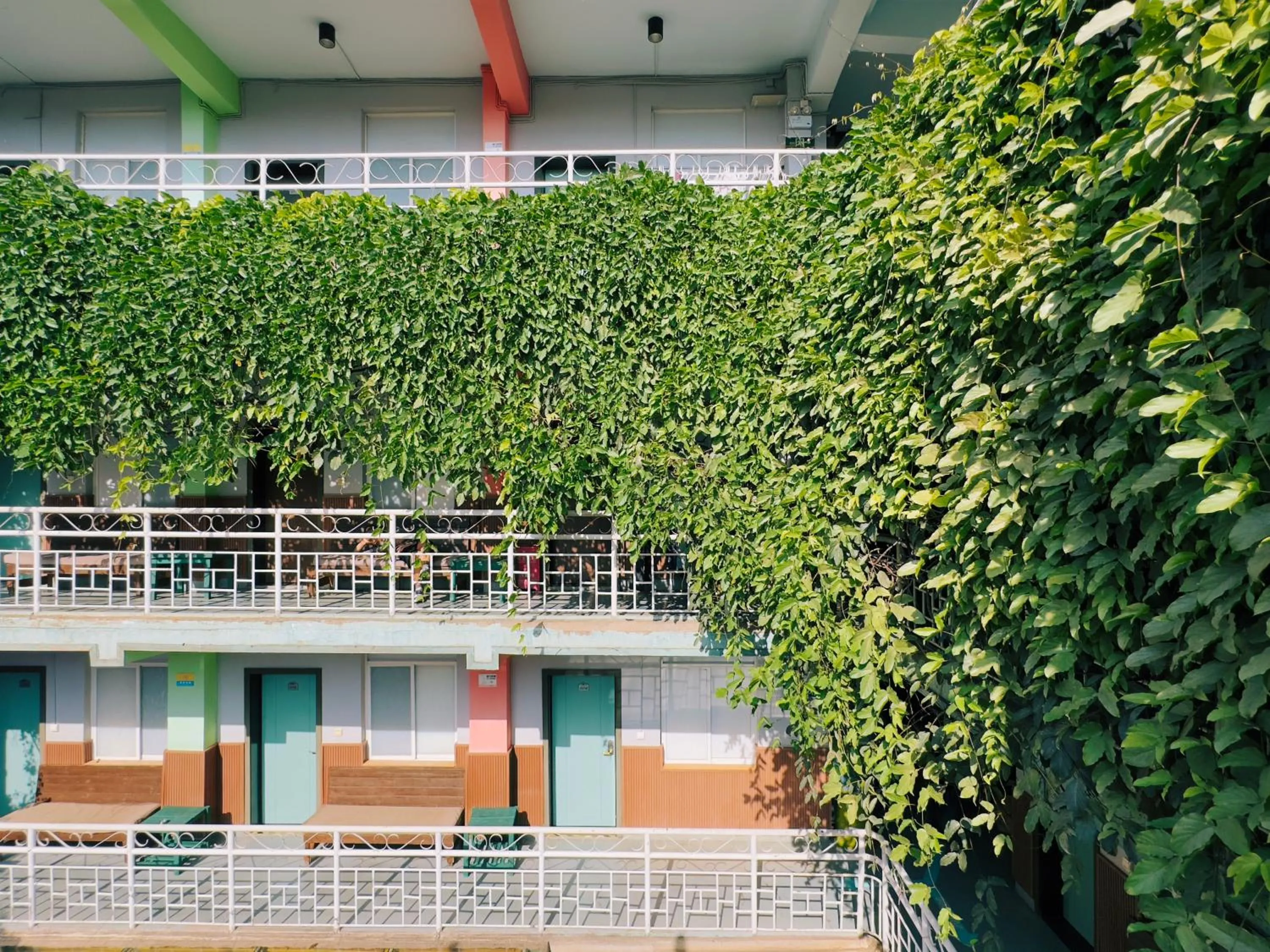 Property building in The Cloudland International Youth Hostel Close to the city center,15 min walks to the subway, Close to the night market, old street, green lake, English-speaking service, free Activity convenient payment and visa cards are accepted