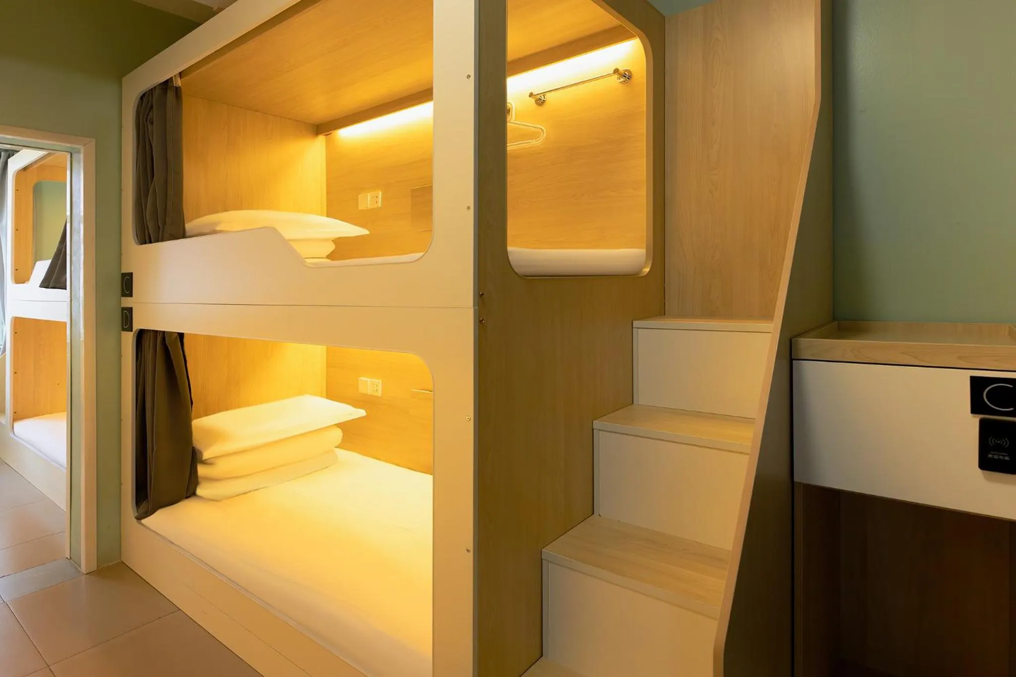 Bed in The Cloudland International Youth Hostel Close to the city center,15 min walks to the subway, Close to the night market, old street, green lake, English-speaking service, free Activity convenient payment and visa cards are accepted