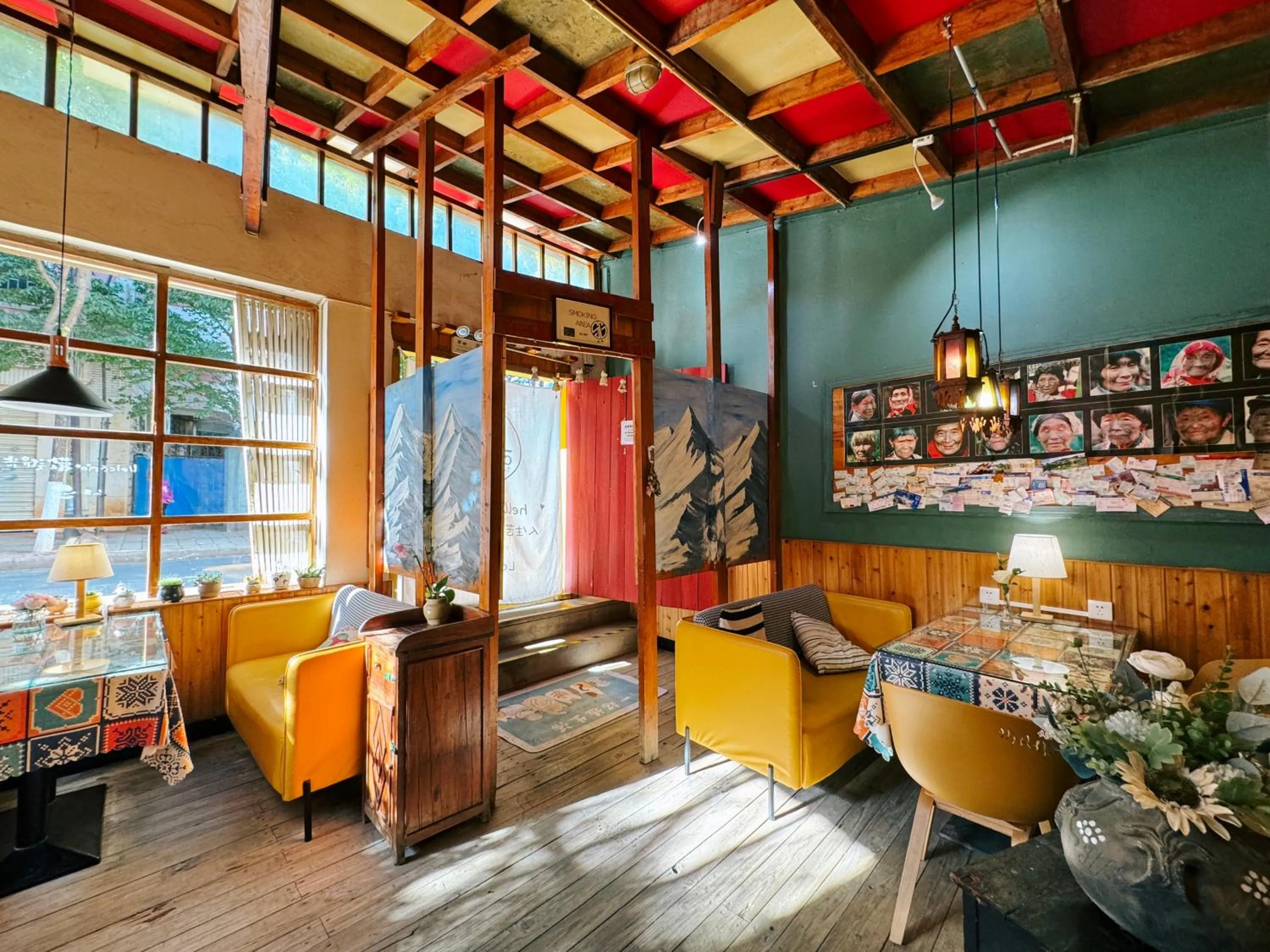 Restaurant/places to eat in The Cloudland International Youth Hostel Close to the city center,15 min walks to the subway, Close to the night market, old street, green lake, English-speaking service, free Activity convenient payment and visa cards are accepted