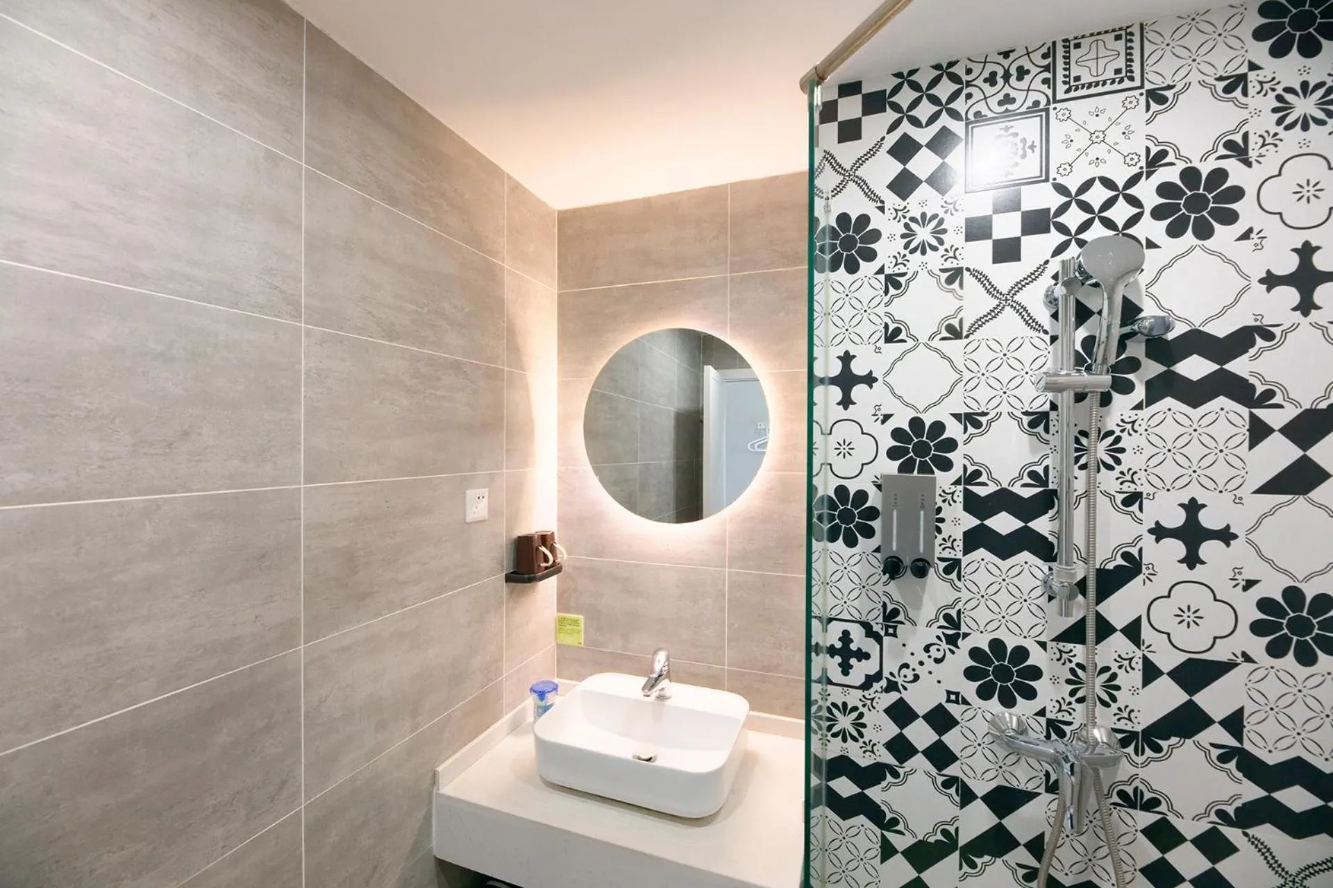 Shower in The Cloudland International Youth Hostel Close to the city center,15 min walks to the subway, Close to the night market, old street, green lake, English-speaking service, free Activity convenient payment and visa cards are accepted