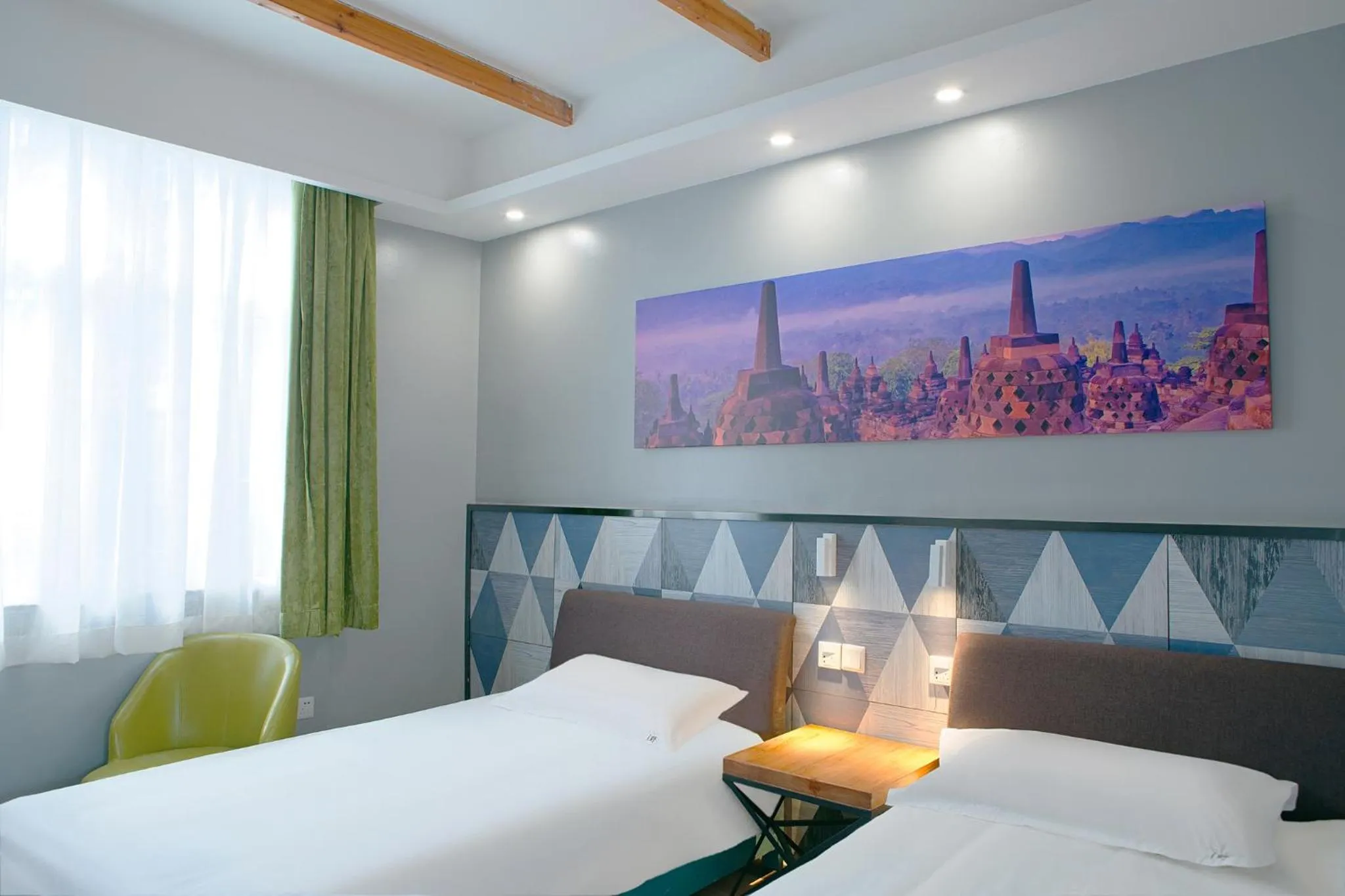 Bed in The Cloudland International Youth Hostel Close to the city center,15 min walks to the subway, Close to the night market, old street, green lake, English-speaking service, free Activity convenient payment and visa cards are accepted