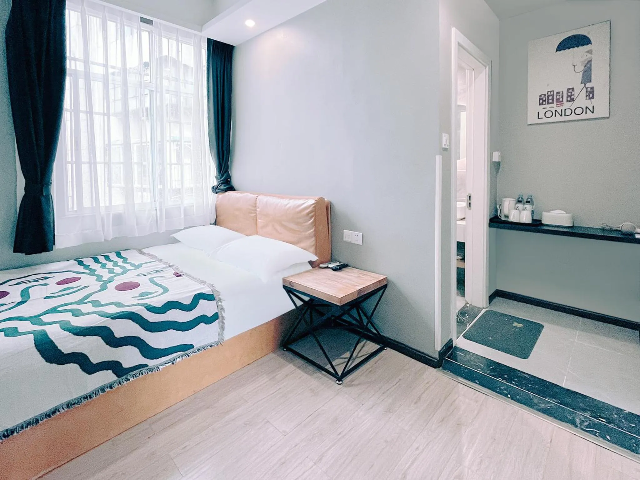 Bed in The Cloudland International Youth Hostel Close to the city center,15 min walks to the subway, Close to the night market, old street, green lake, English-speaking service, free Activity convenient payment and visa cards are accepted