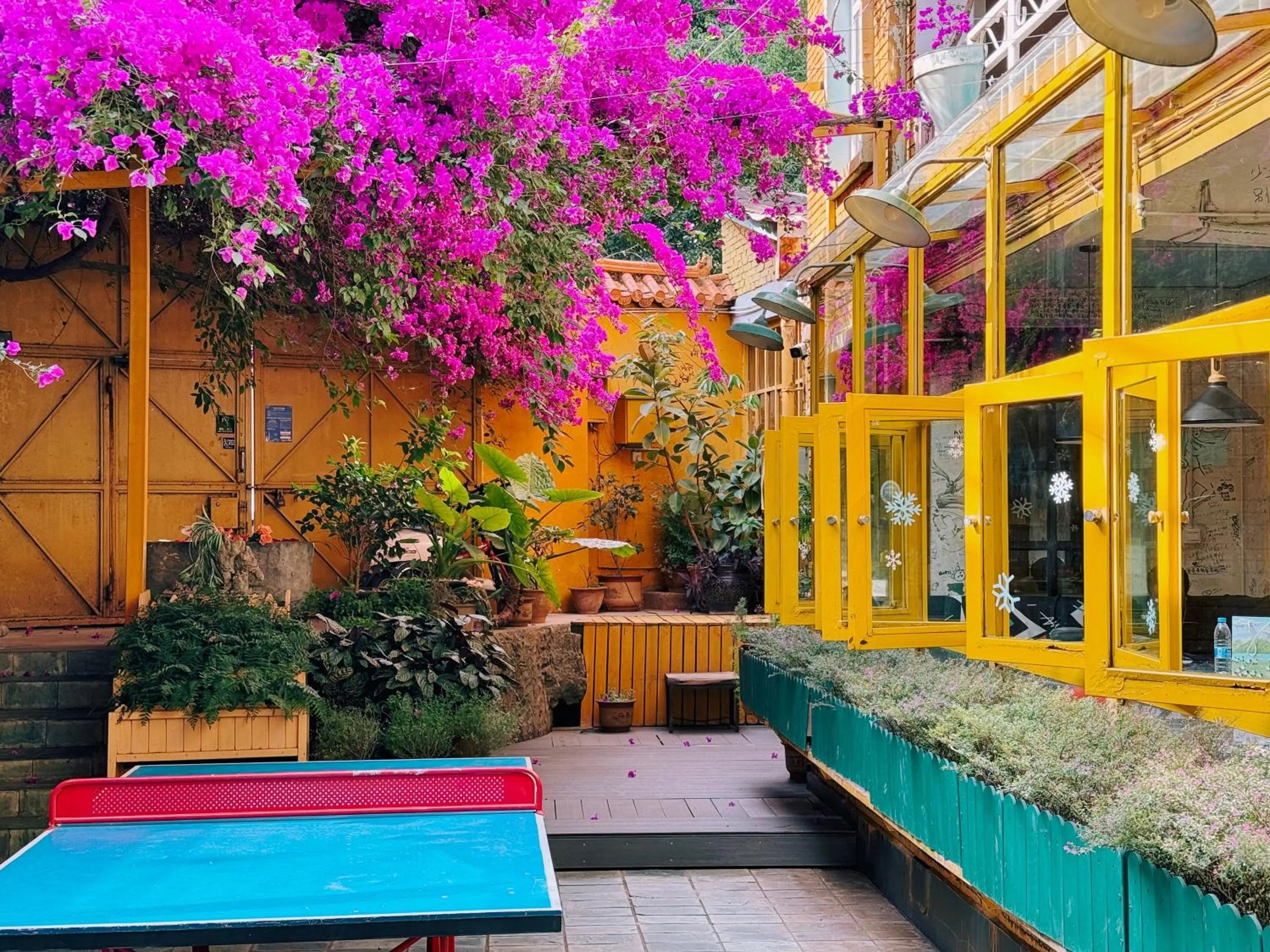 Property building in The Cloudland International Youth Hostel Close to the city center,15 min walks to the subway, Close to the night market, old street, green lake, English-speaking service, free Activity convenient payment and visa cards are accepted