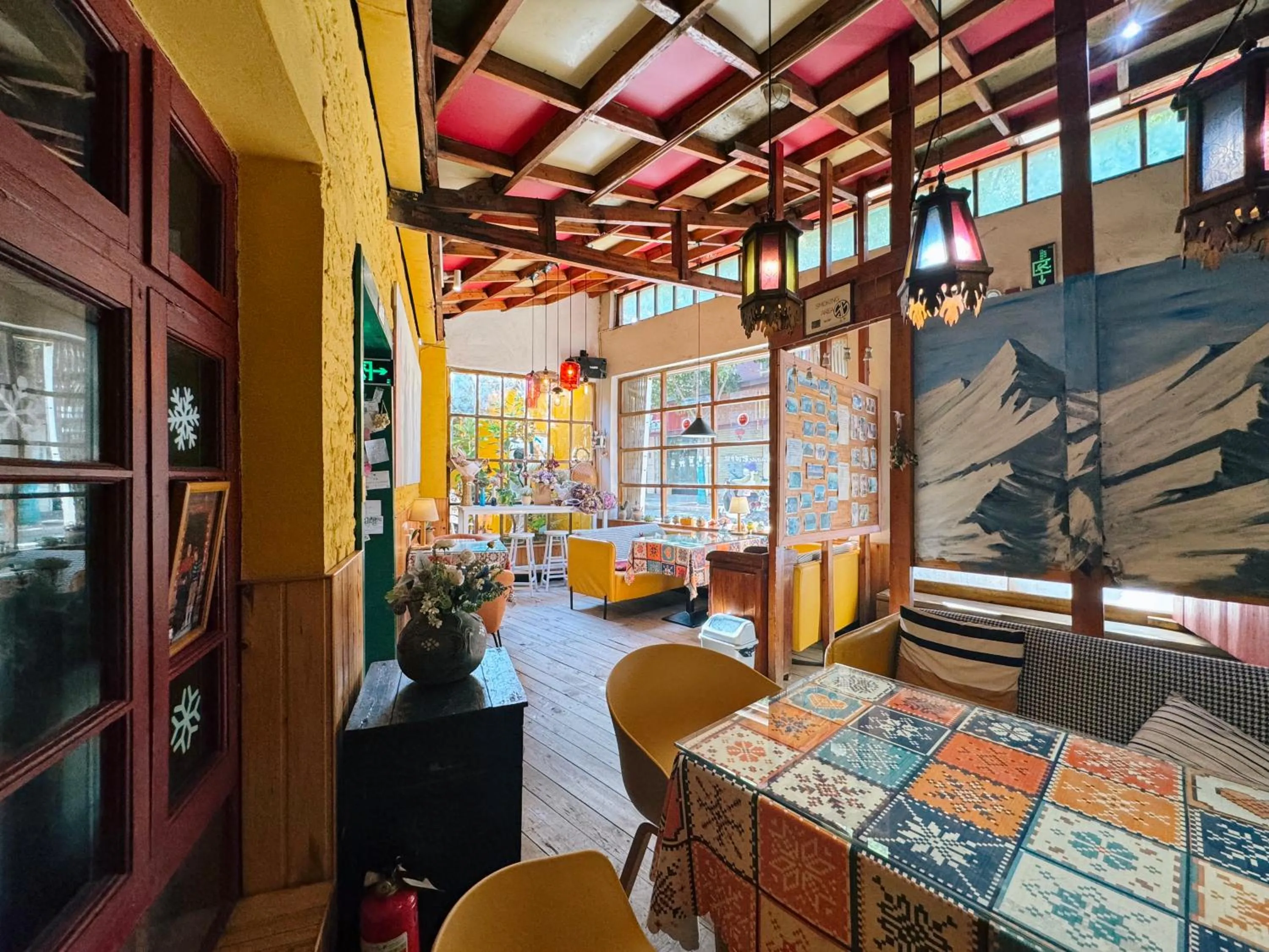 Restaurant/places to eat in The Cloudland International Youth Hostel Close to the city center,15 min walks to the subway, Close to the night market, old street, green lake, English-speaking service, free Activity convenient payment and visa cards are accepted