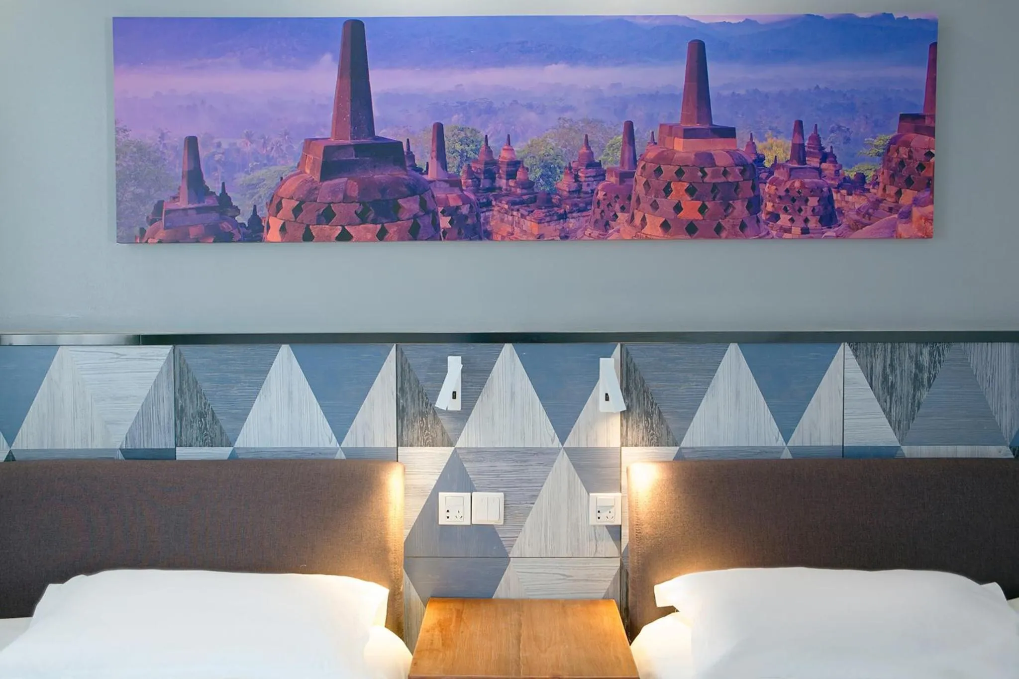 Bed in The Cloudland International Youth Hostel Close to the city center,15 min walks to the subway, Close to the night market, old street, green lake, English-speaking service, free Activity convenient payment and visa cards are accepted