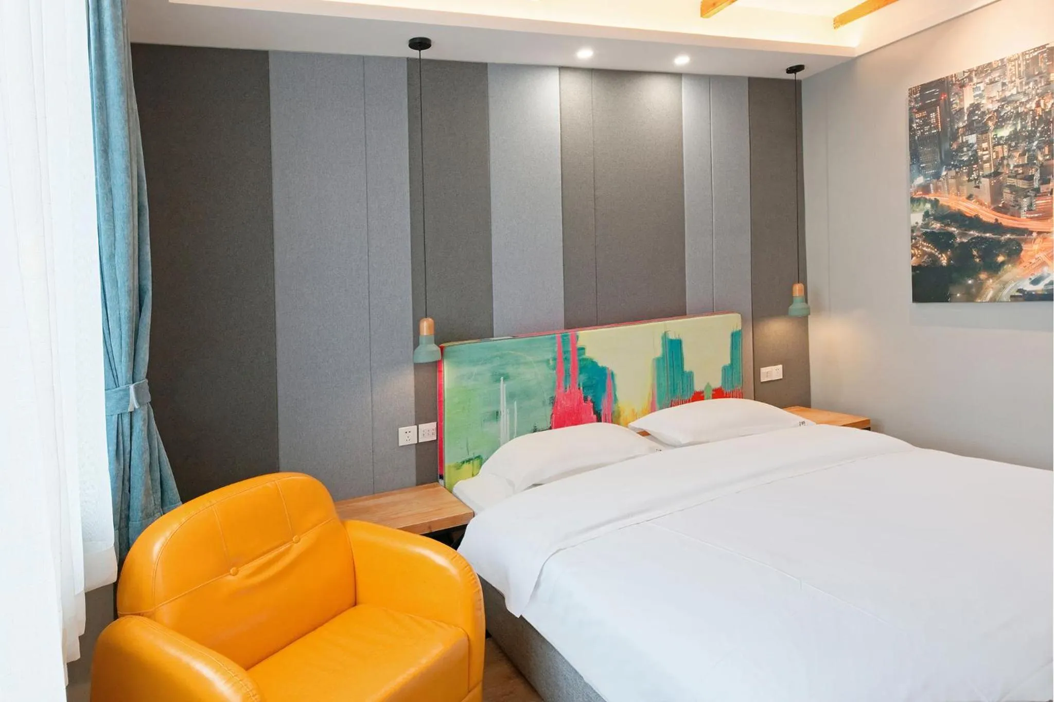 Bed in The Cloudland International Youth Hostel Close to the city center,15 min walks to the subway, Close to the night market, old street, green lake, English-speaking service, free Activity convenient payment and visa cards are accepted