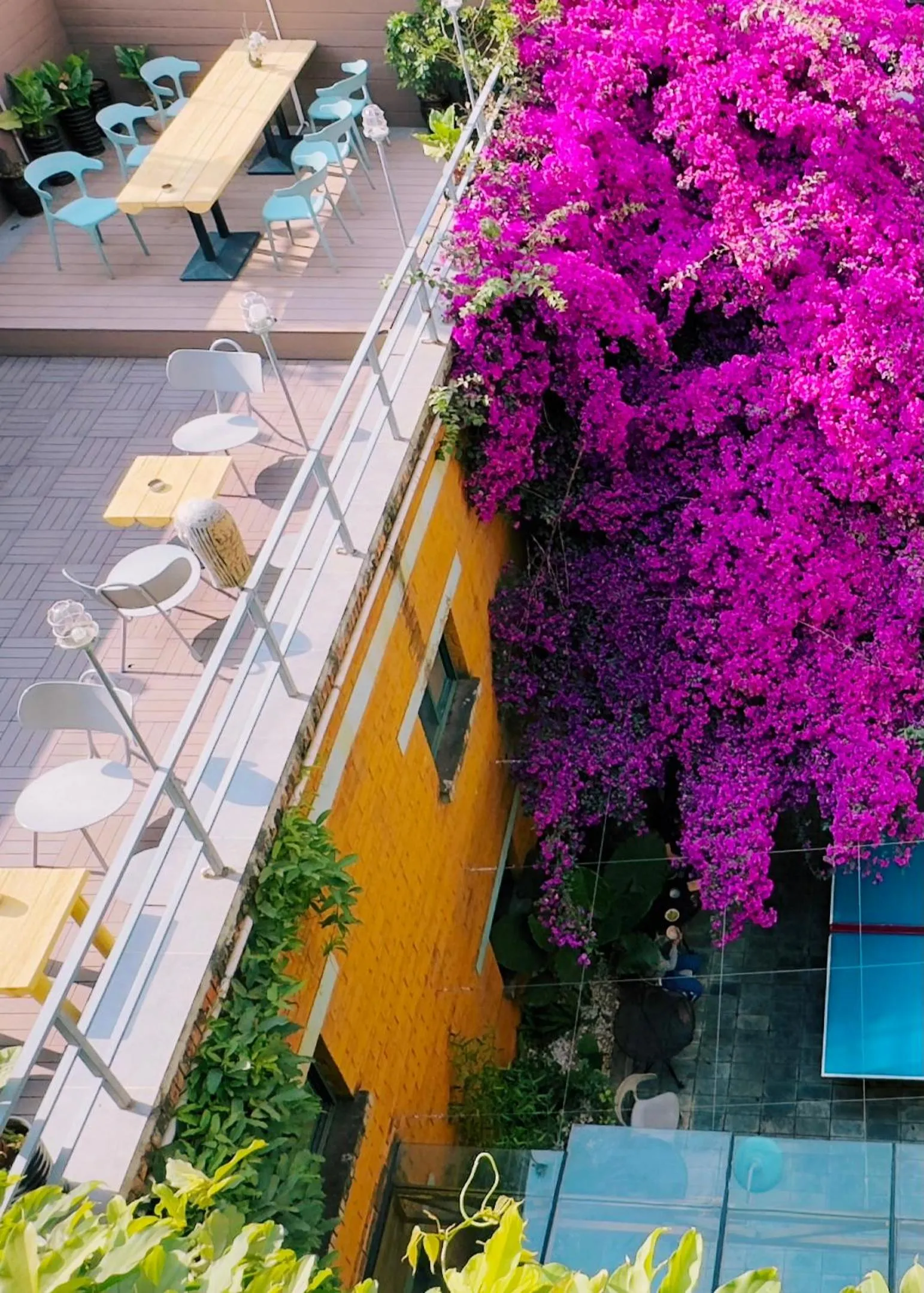 Balcony/Terrace in The Cloudland International Youth Hostel Close to the city center,15 min walks to the subway, Close to the night market, old street, green lake, English-speaking service, free Activity convenient payment and visa cards are accepted