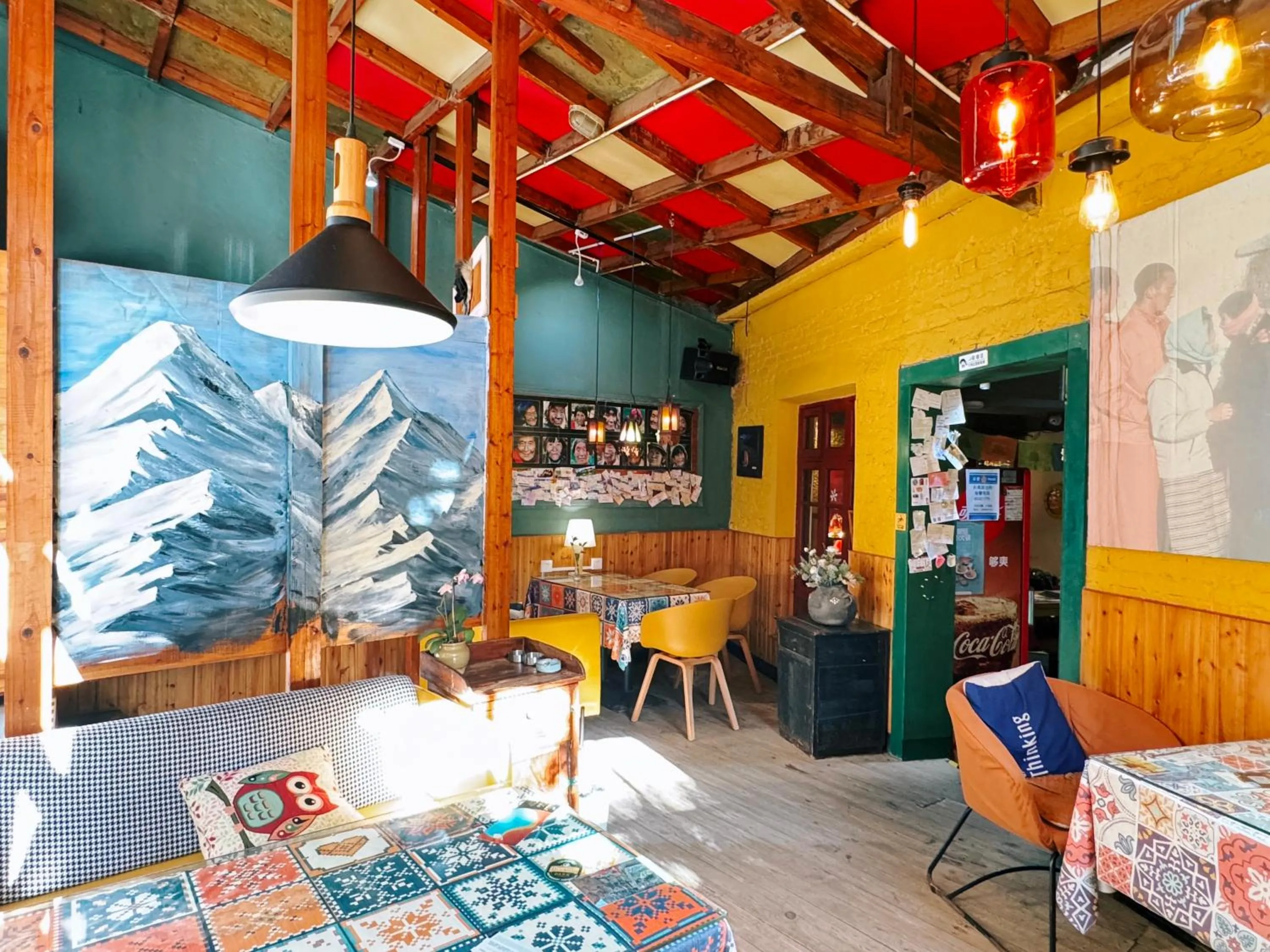 Restaurant/places to eat in The Cloudland International Youth Hostel Close to the city center,15 min walks to the subway, Close to the night market, old street, green lake, English-speaking service, free Activity convenient payment and visa cards are accepted