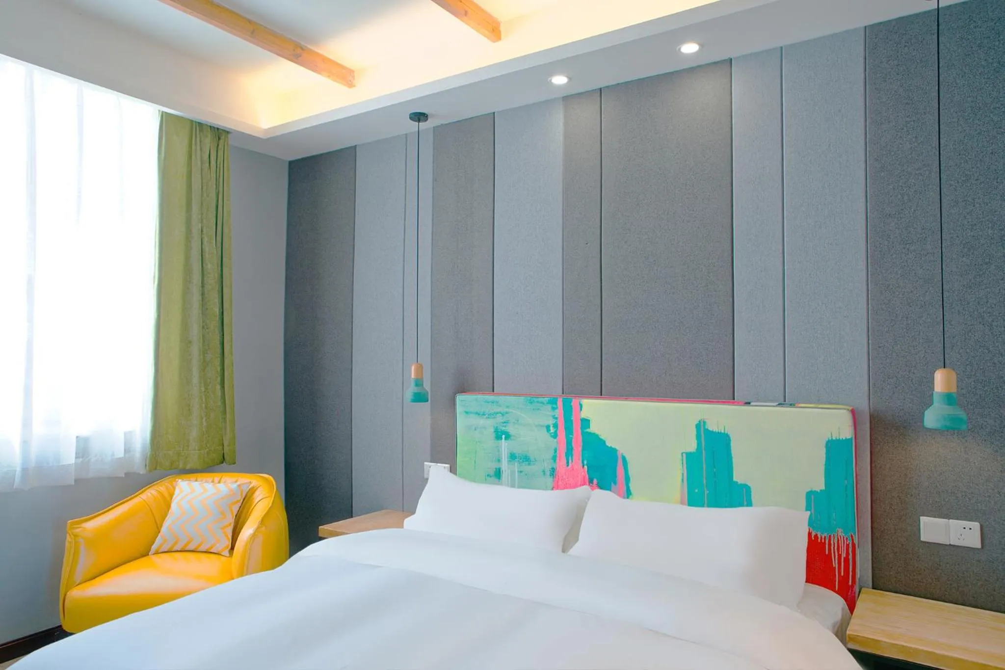 Bed in The Cloudland International Youth Hostel Close to the city center,15 min walks to the subway, Close to the night market, old street, green lake, English-speaking service, free Activity convenient payment and visa cards are accepted