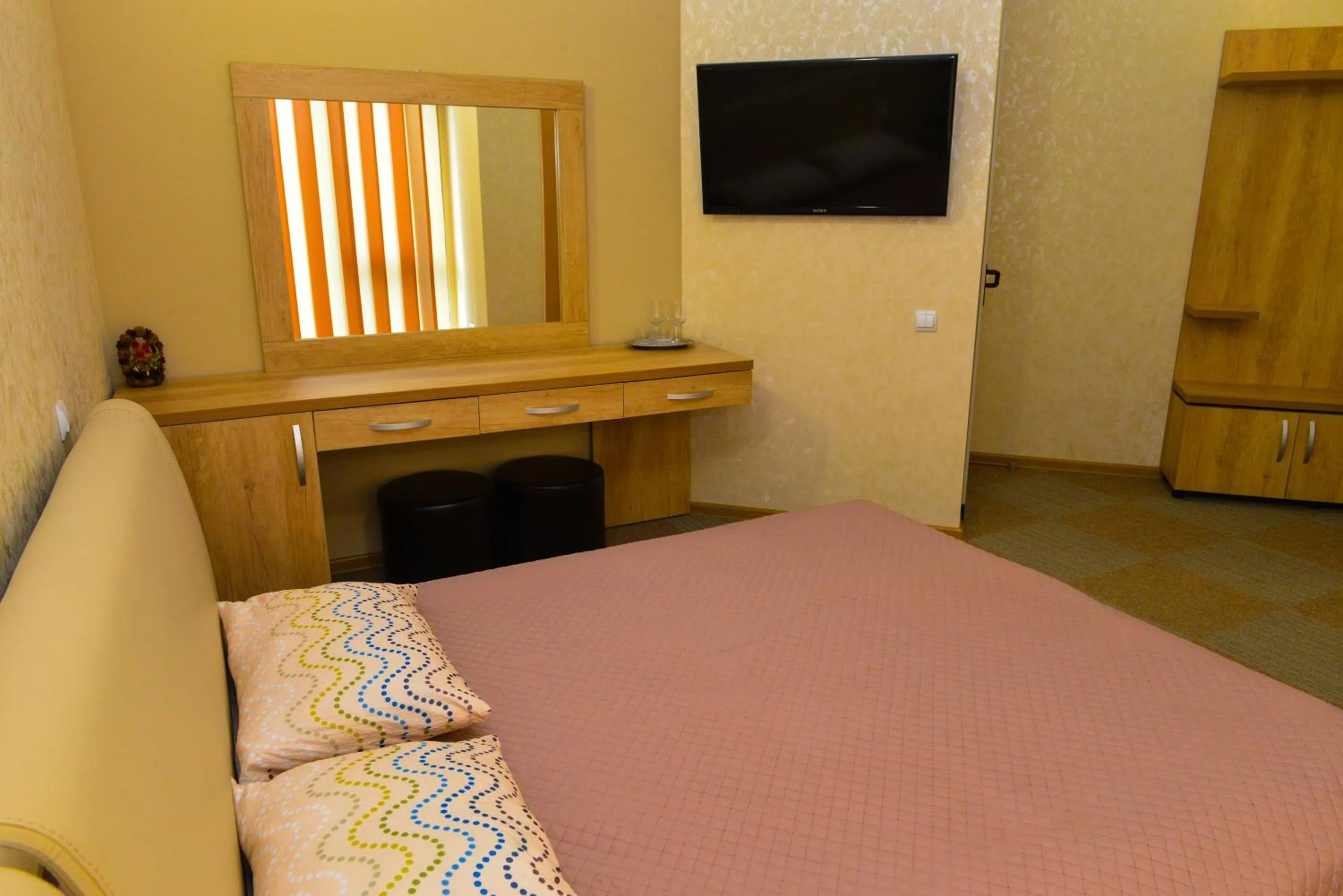 Photo of the whole room, Bed in Motel Carmen