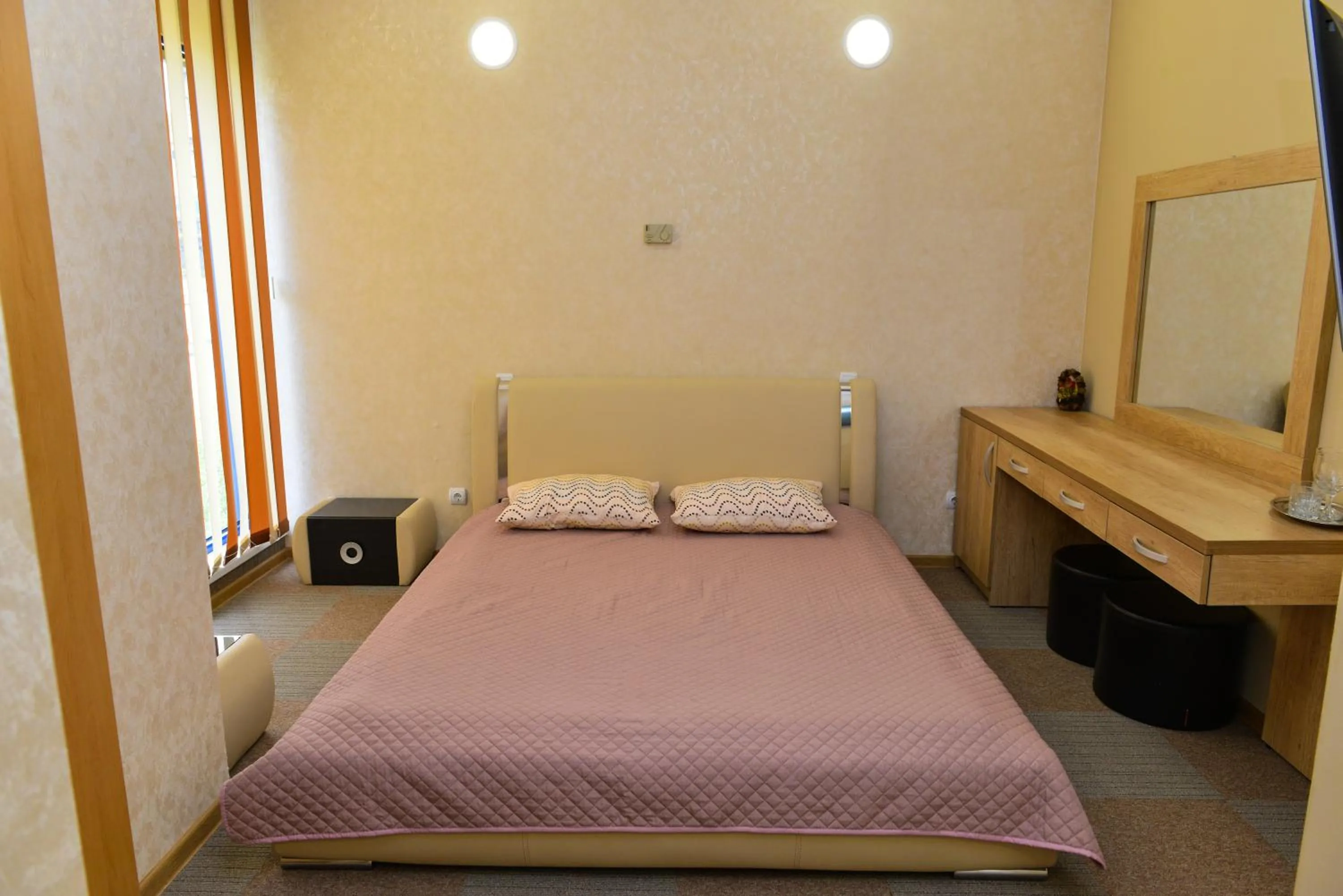 Photo of the whole room, Bed in Motel Carmen