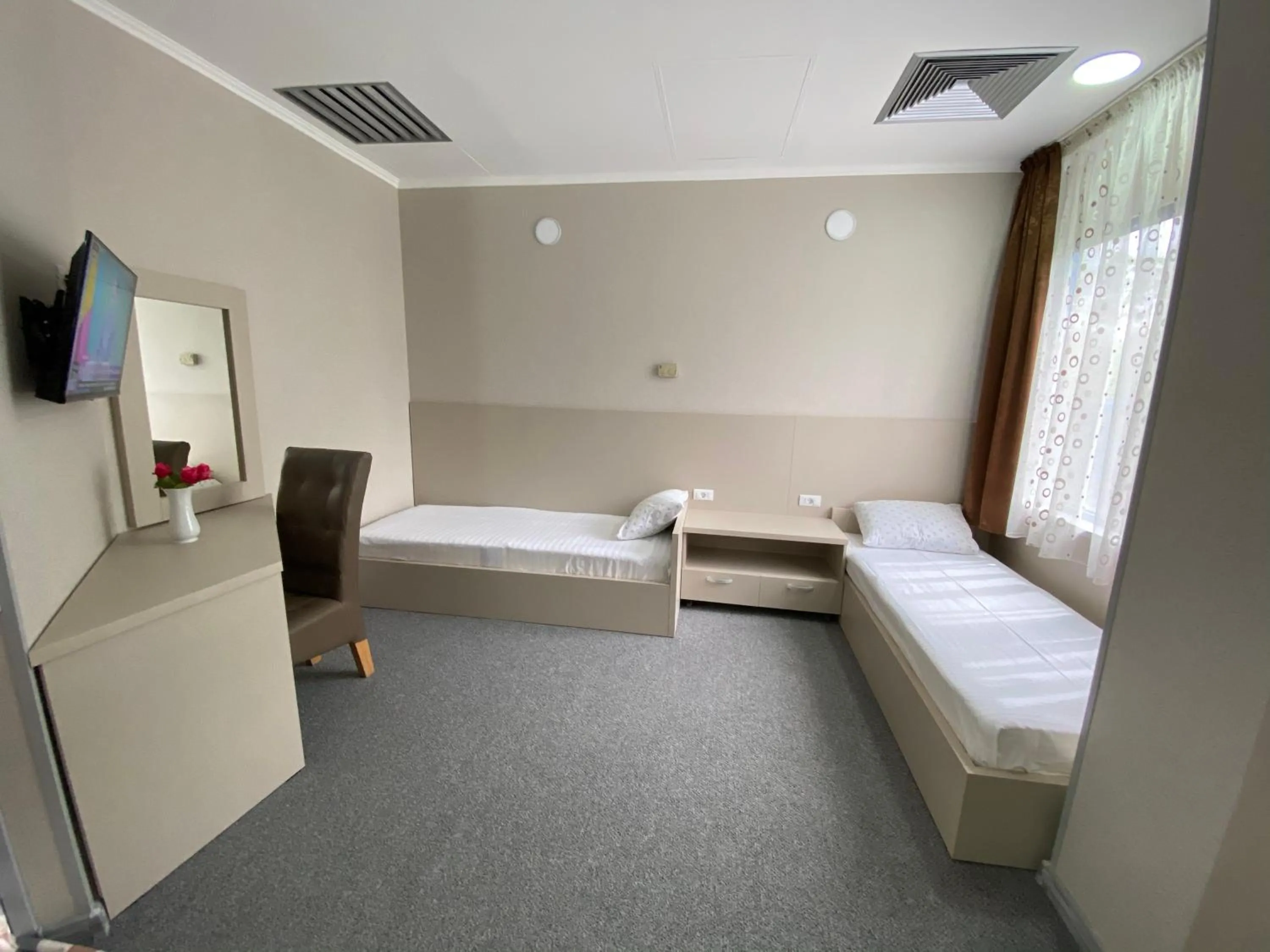 Photo of the whole room, Bed in Motel Carmen