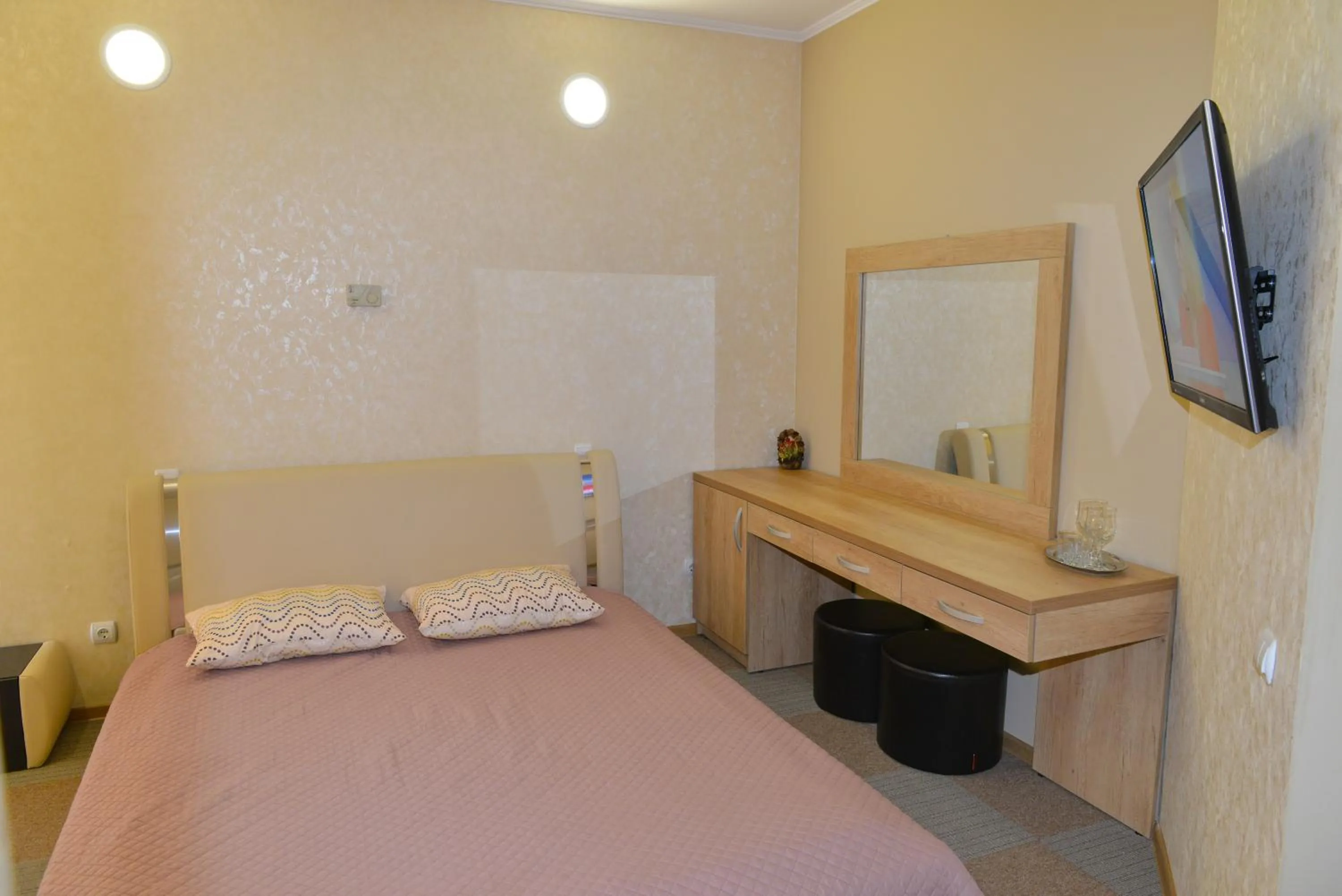 Photo of the whole room, Bed in Motel Carmen