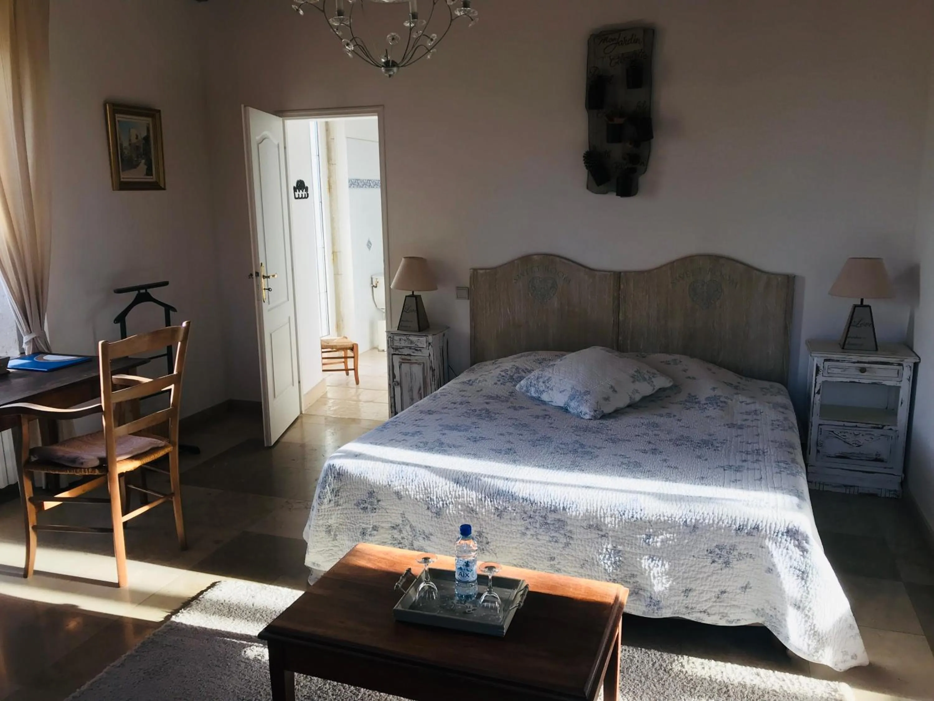 Photo of the whole room, Bed in Domaine du Manoir