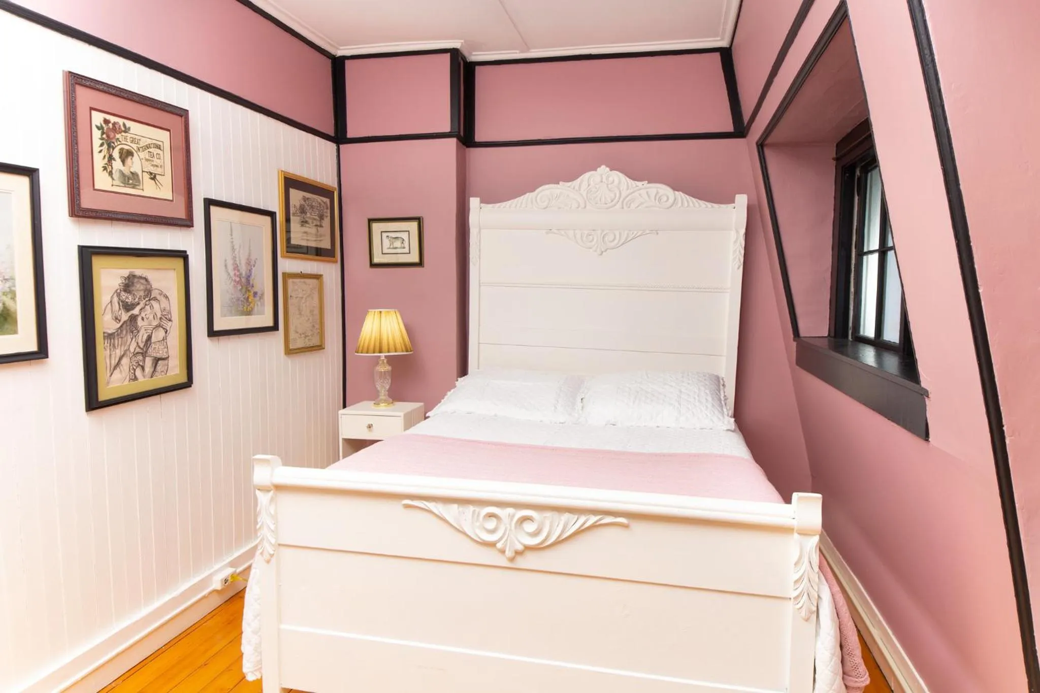 Bed in Trails End Inn