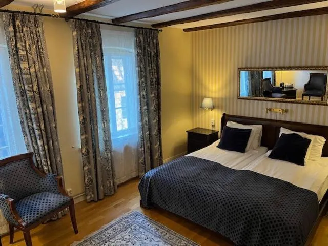 Bed in Mayfair Hotel Tunneln