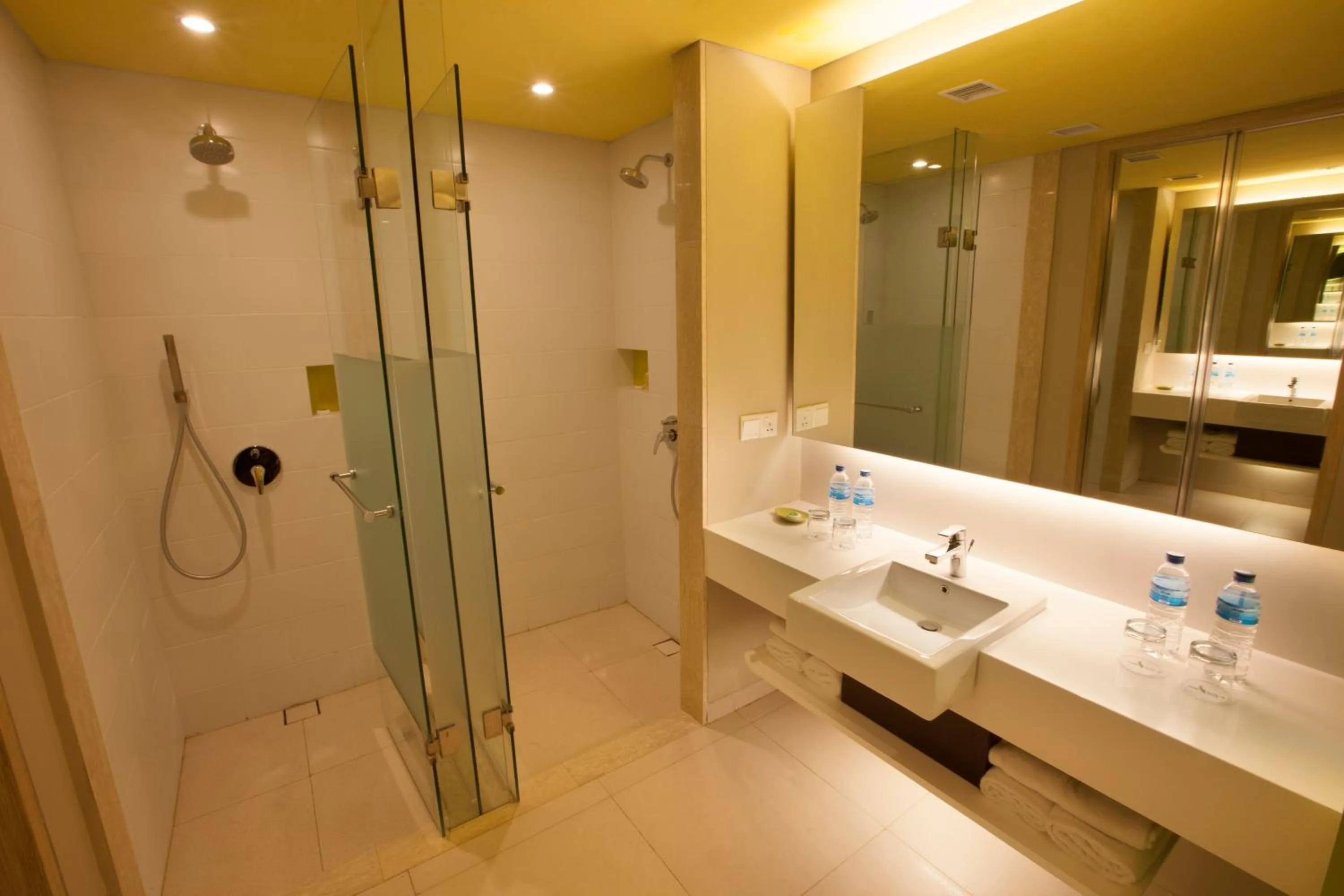 Shower in Bintang Kuta Hotel