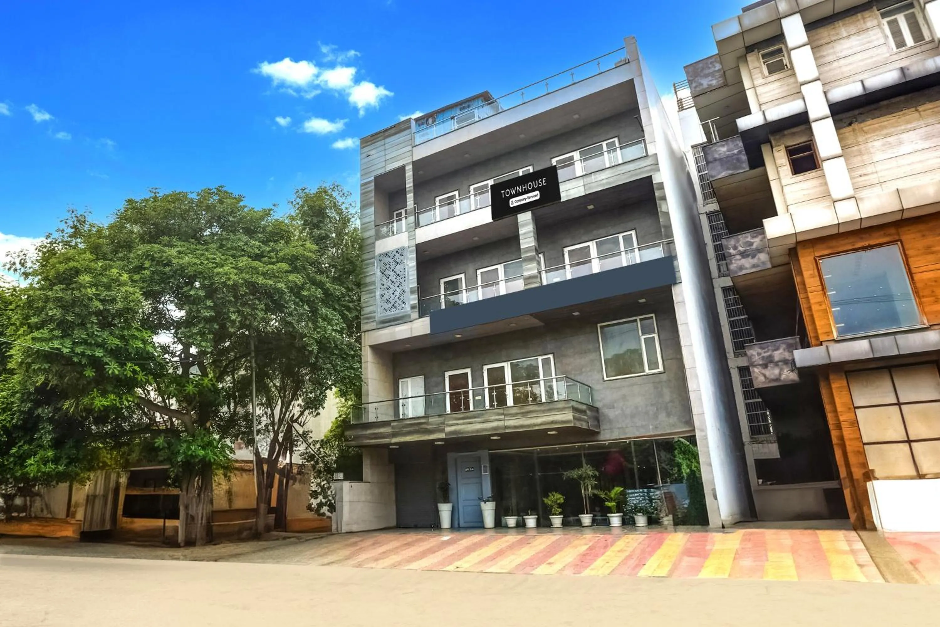 Facade/entrance in Super Townhouse Rohini Sector 23