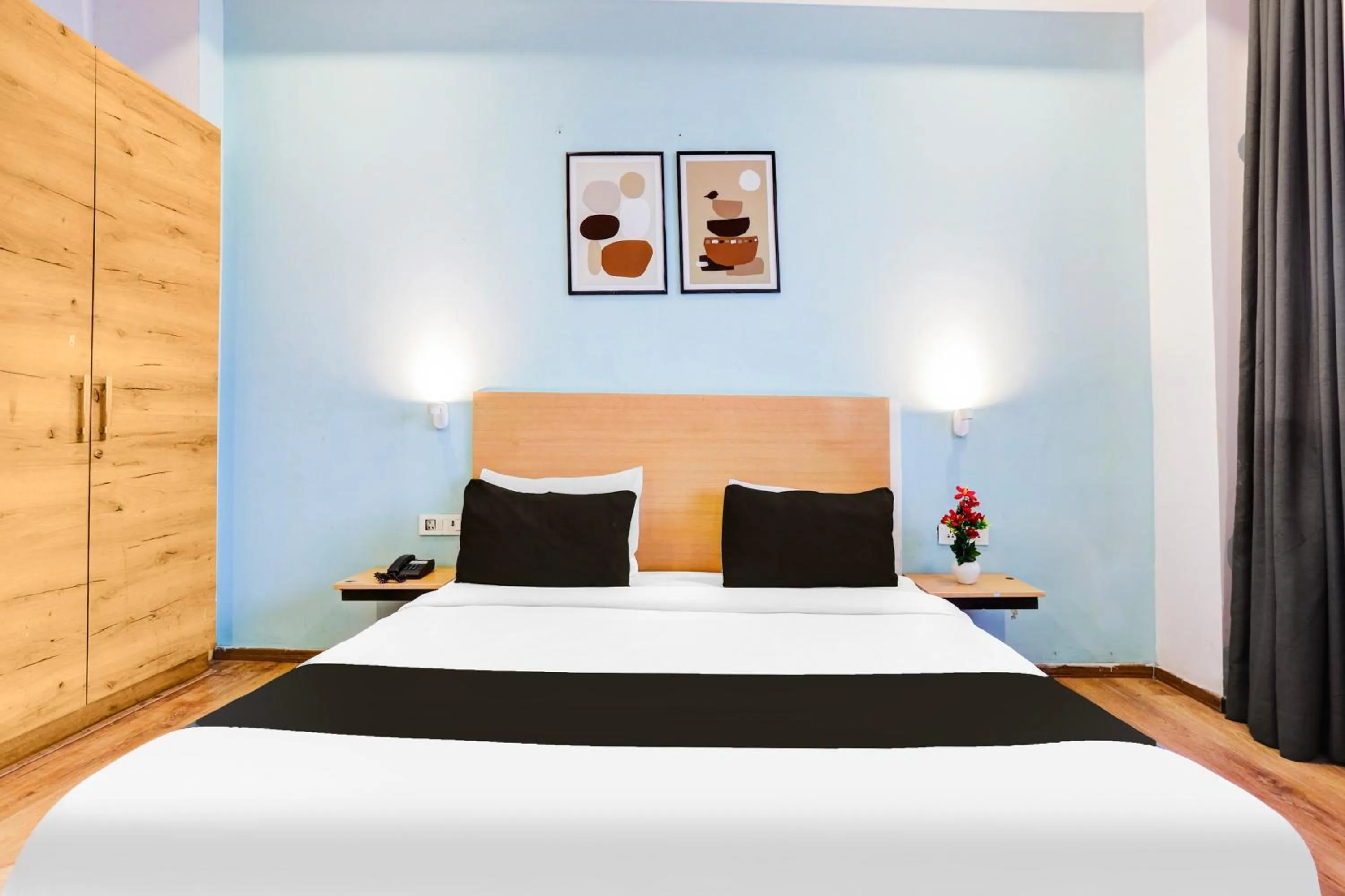 Bedroom, Bed in Super Townhouse Rohini Sector 23