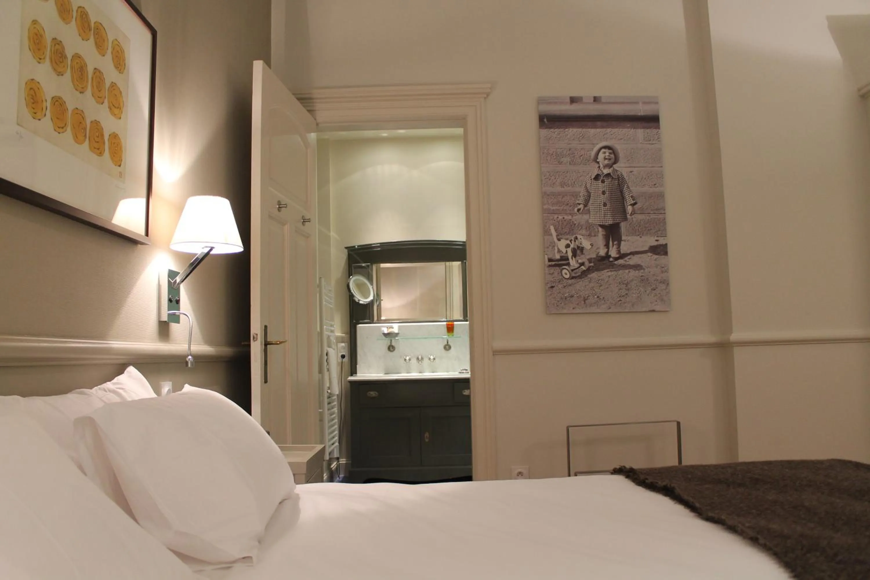 Photo of the whole room, Bed in Villa Élyane