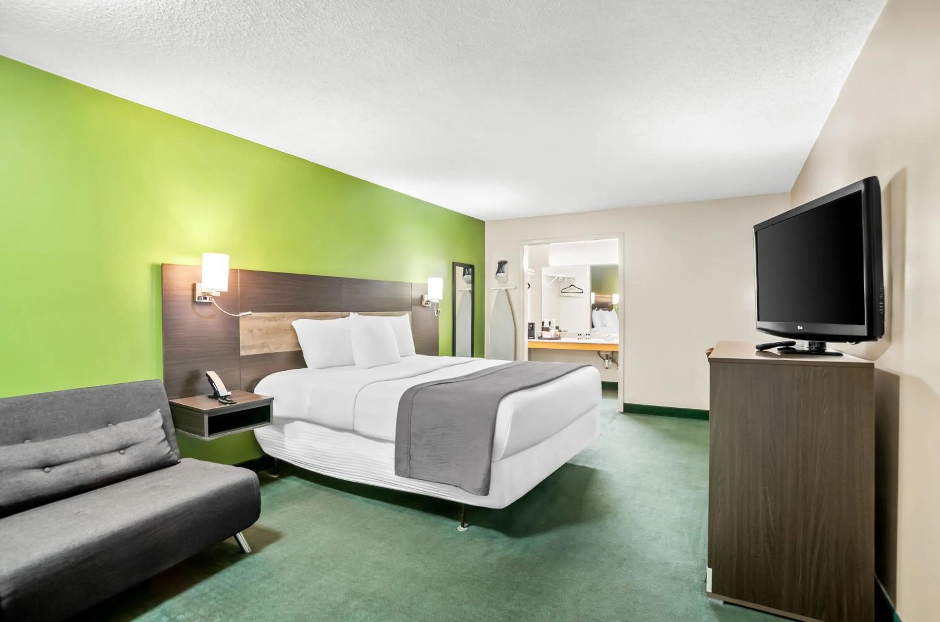 TV and multimedia, Bed in Americas Best Value Inn - Rome