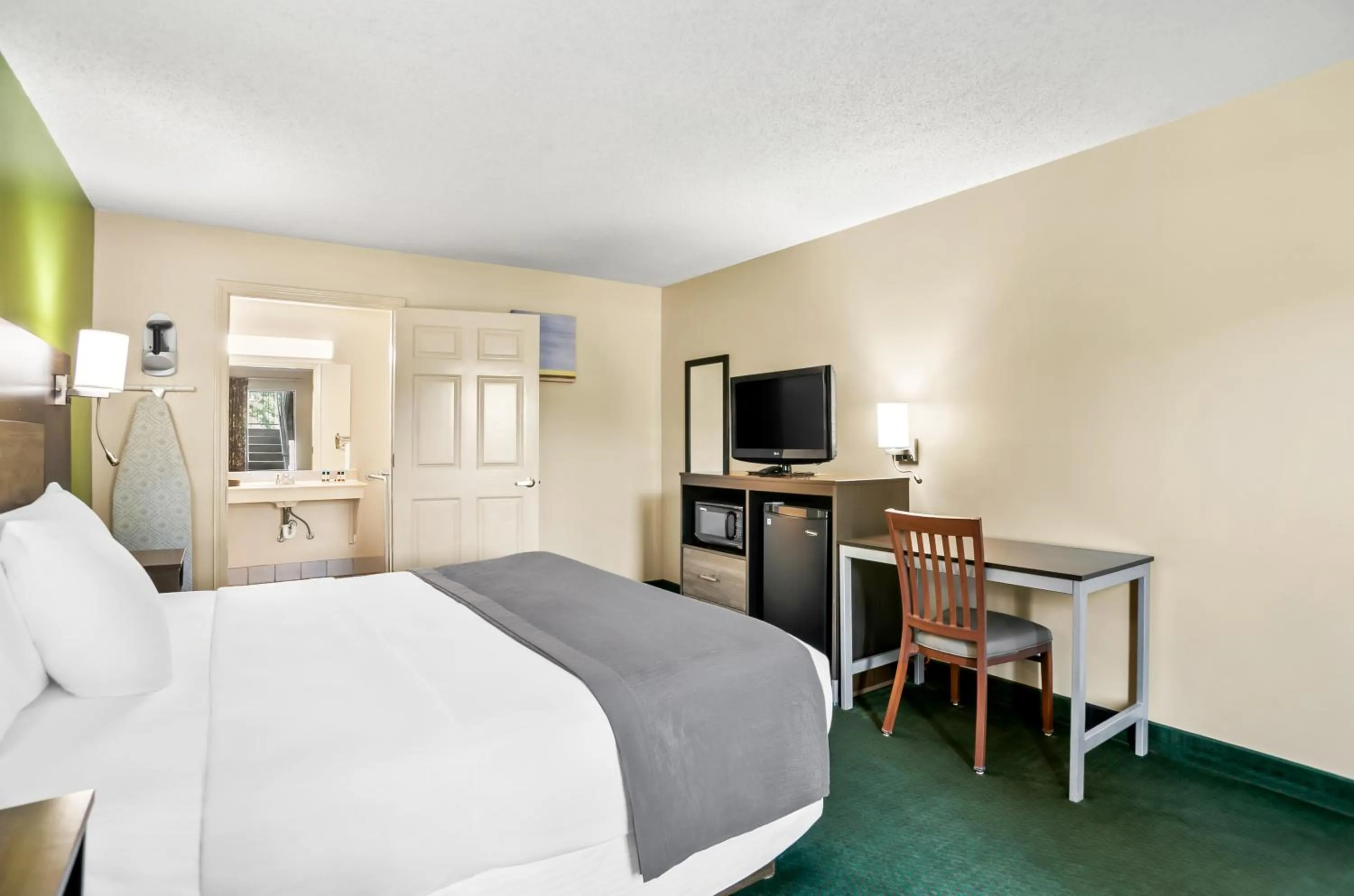 TV and multimedia, Bed in Americas Best Value Inn - Rome