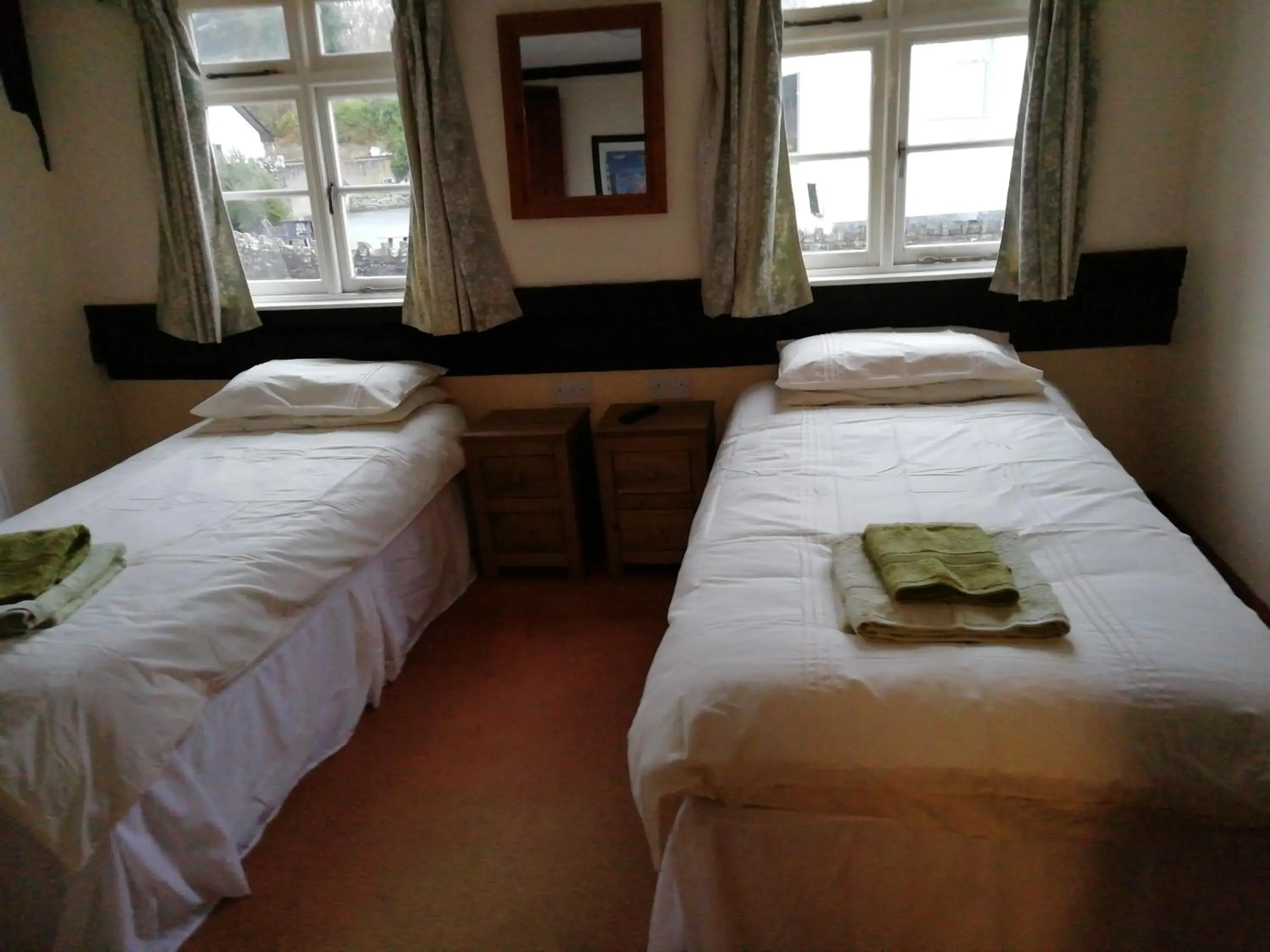 Large Twin Room - single occupancy in The Royal Oak Large Twin Room - single occupancy in The Royal Oak