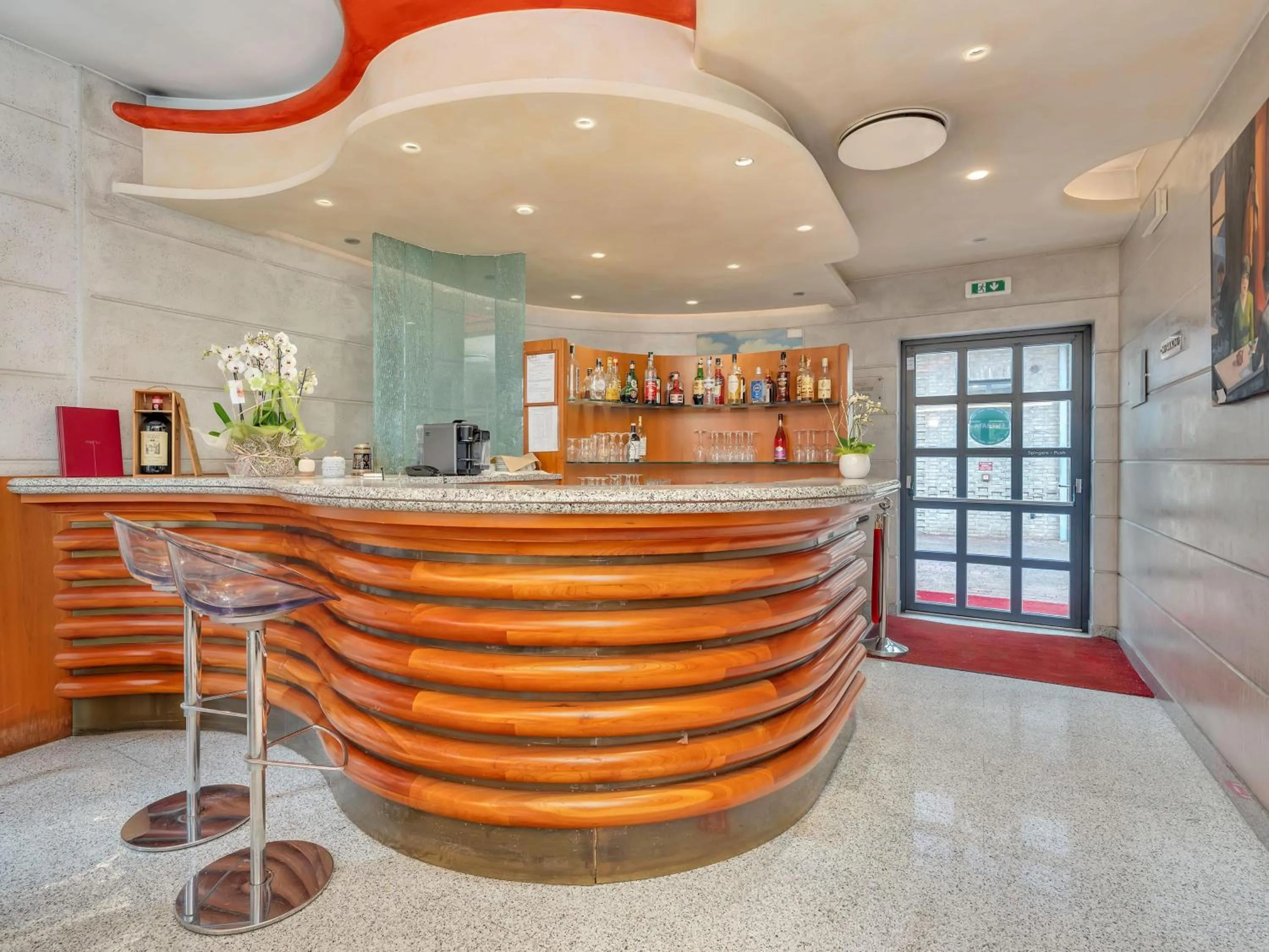 Lounge or bar in B&B HOTELS Hotel Prestige Ornago