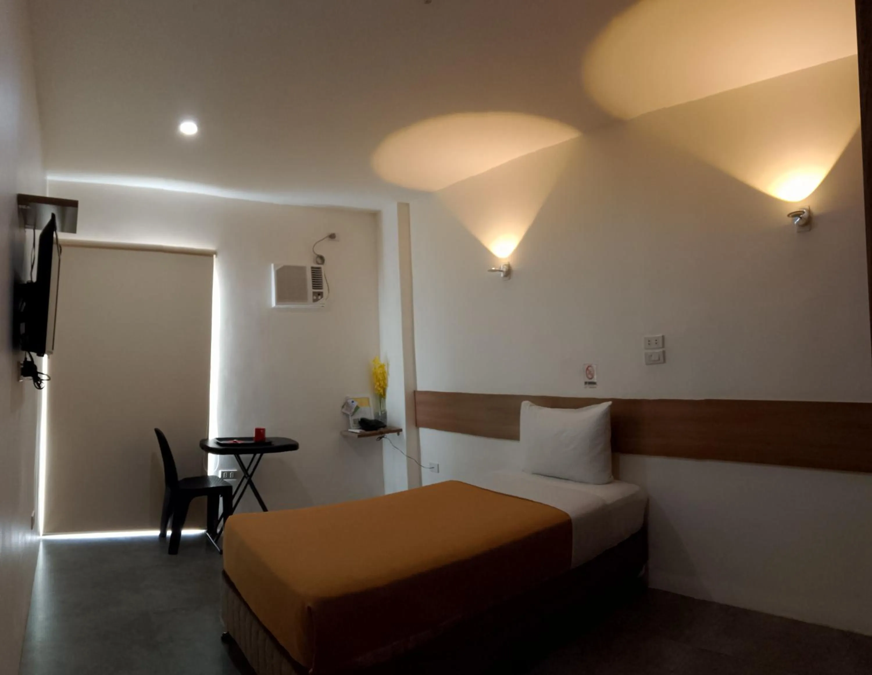 Property building, Bed in 18 Suites Cebu