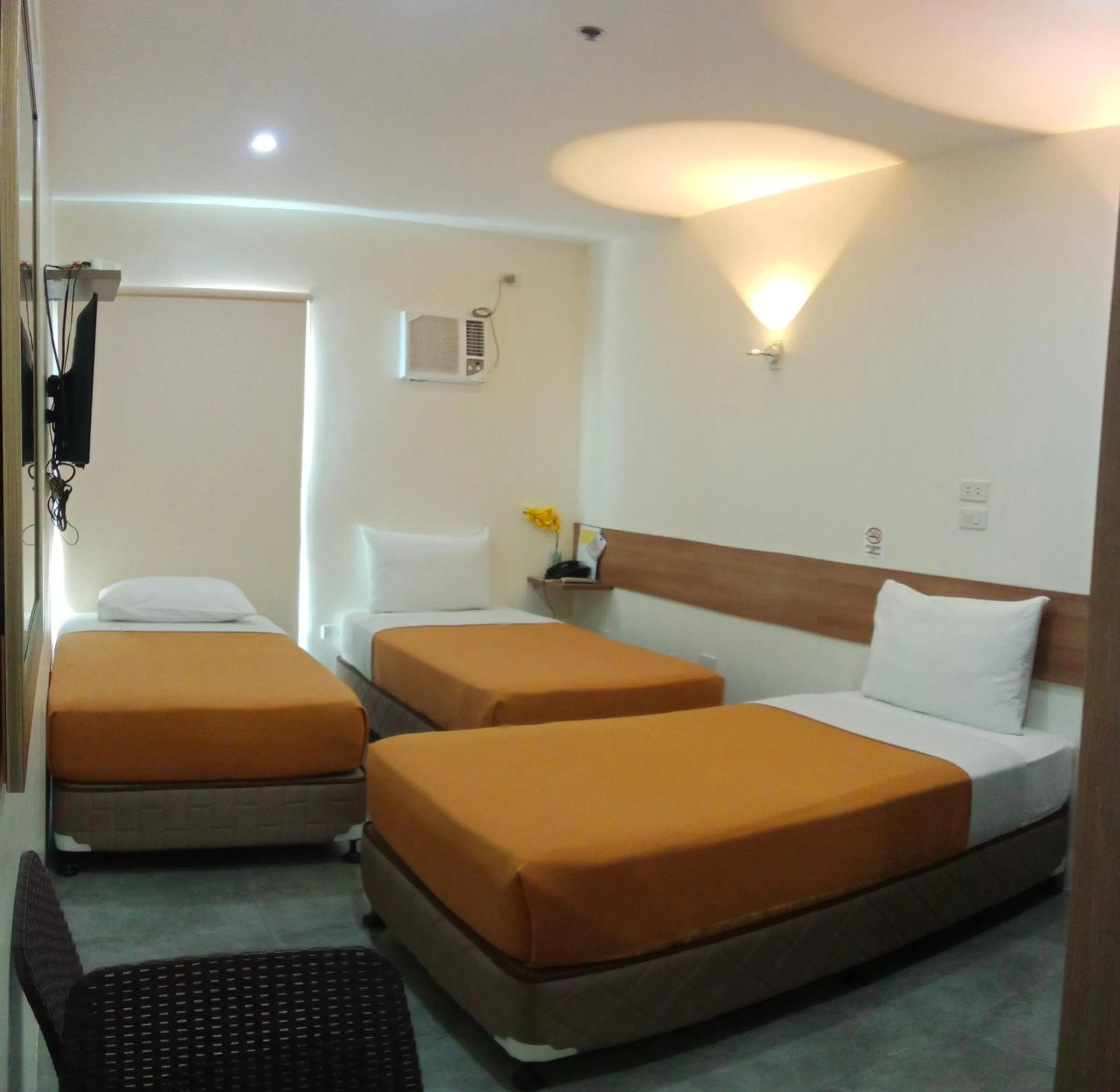 Property building, Bed in 18 Suites Cebu
