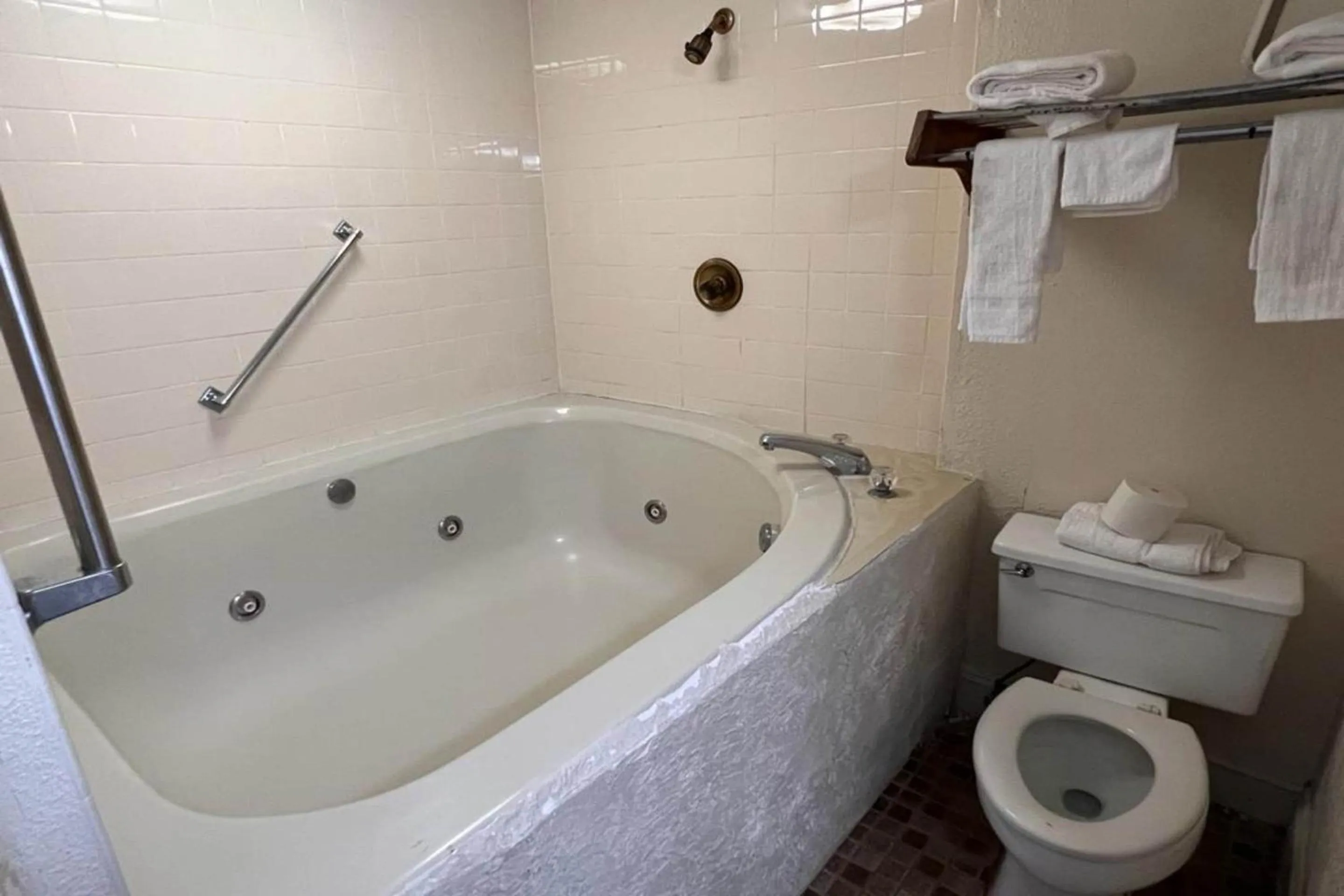 Bathroom in Super Inn & Suites by OYO Milledgeville