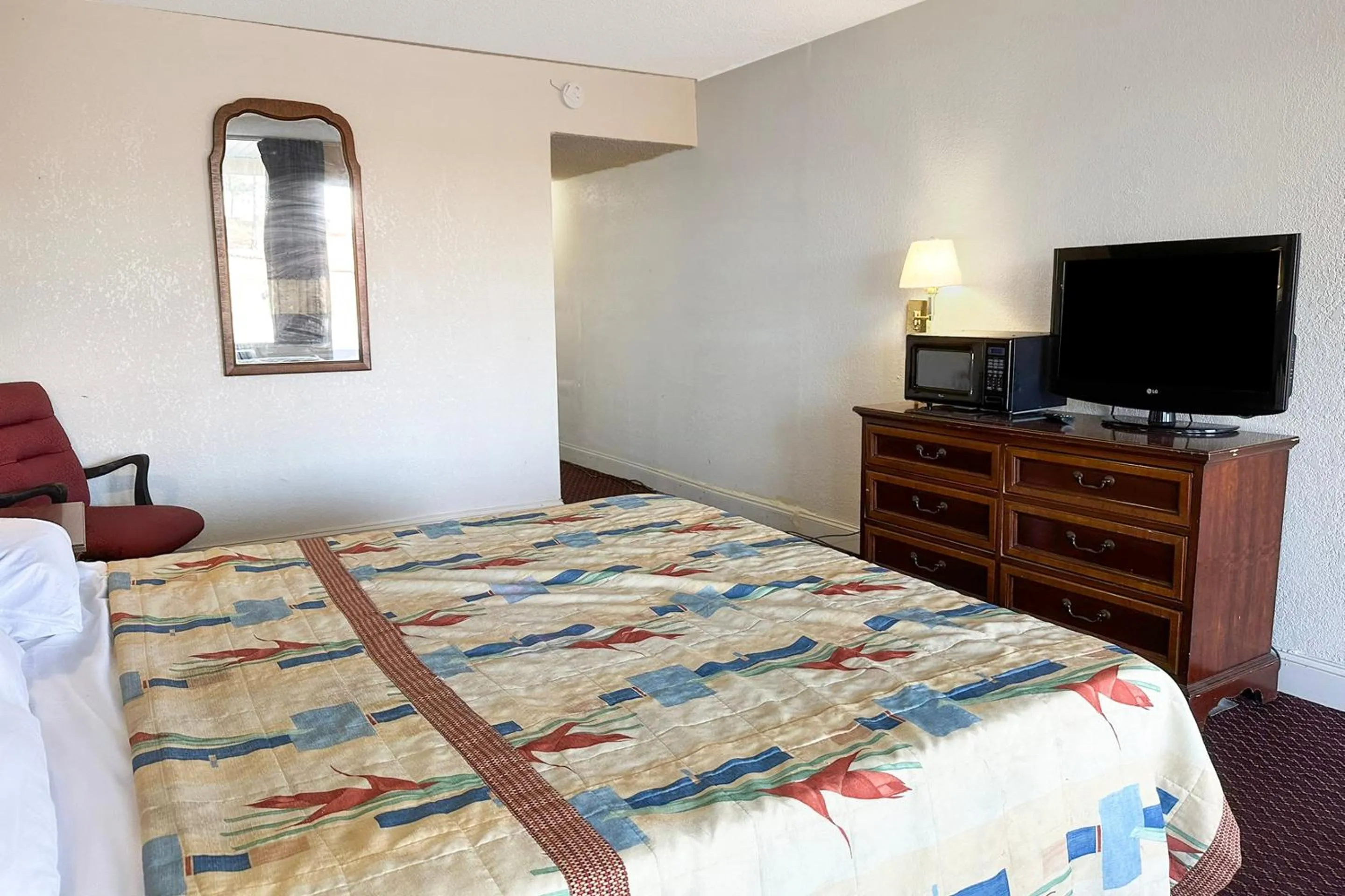 Bedroom, Bed in Super Inn & Suites by OYO Milledgeville