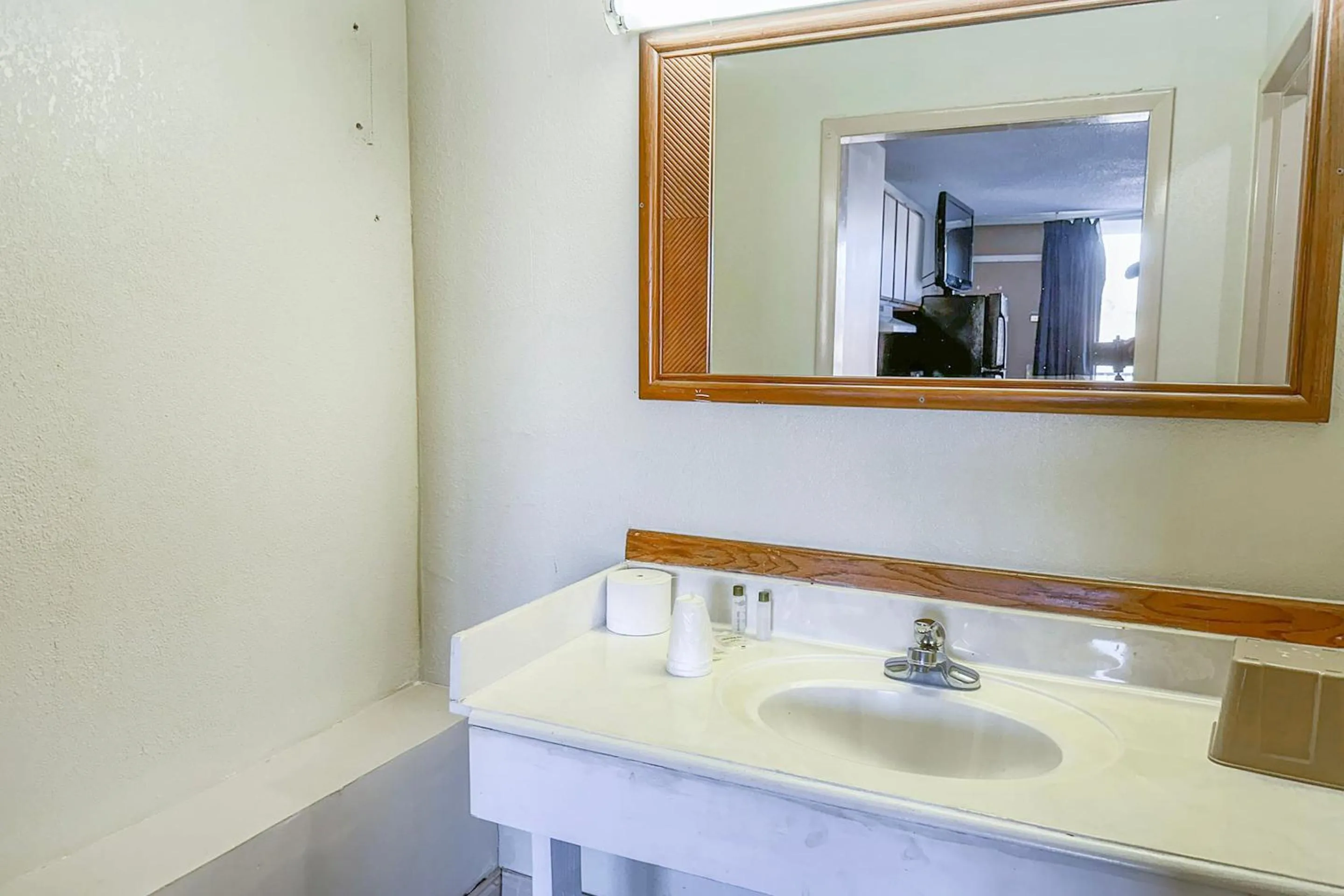 Bathroom in Super Inn & Suites by OYO Milledgeville