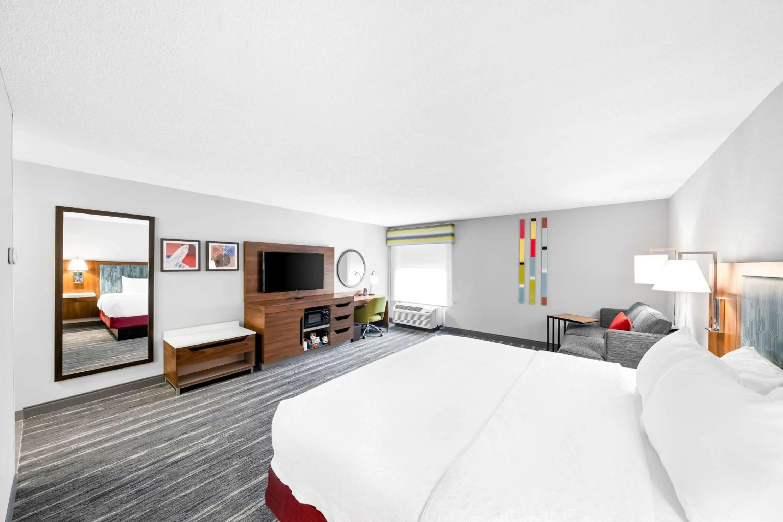 Bedroom, Bed in Hampton Inn South Heritage Park