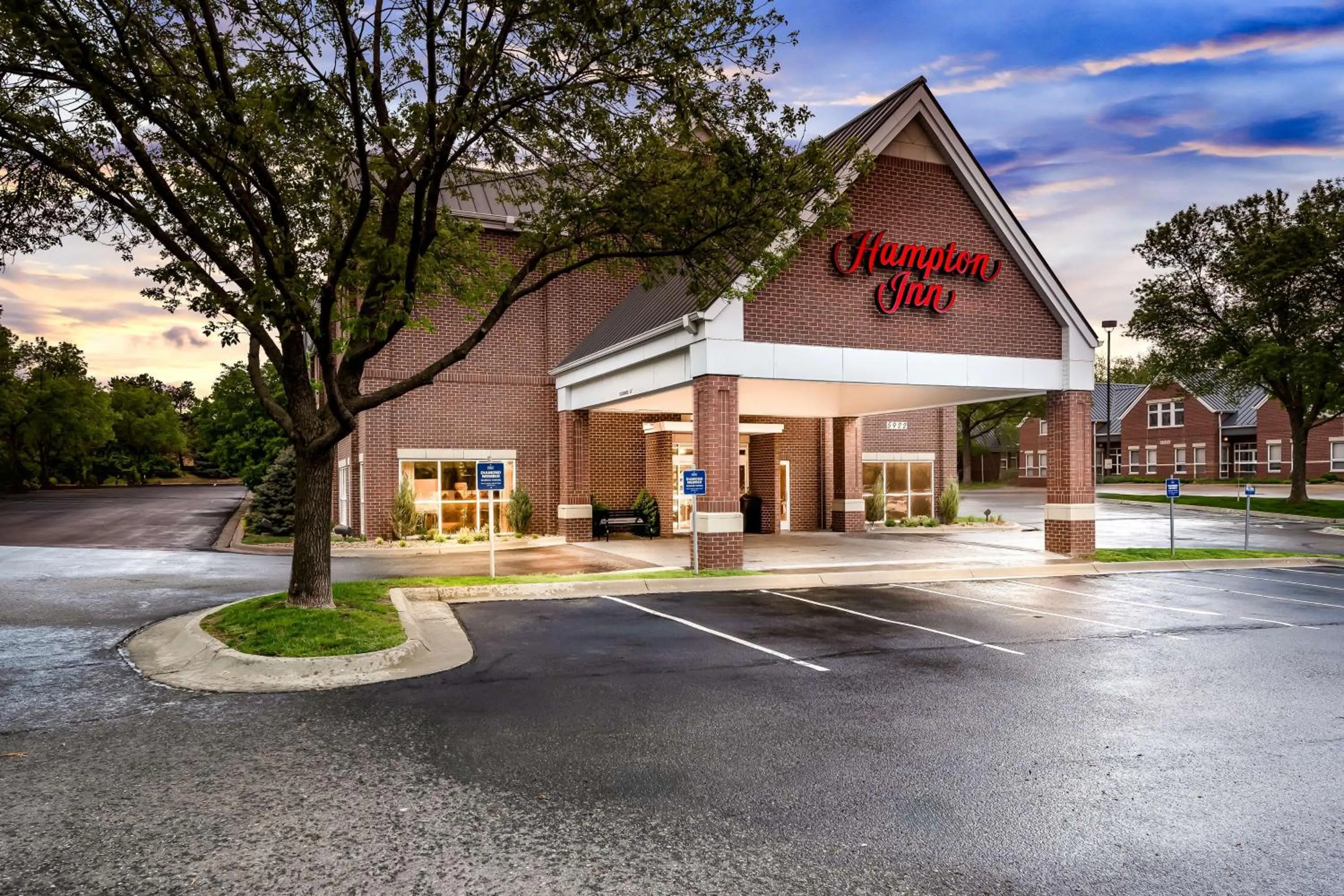 Property building in Hampton Inn South Heritage Park