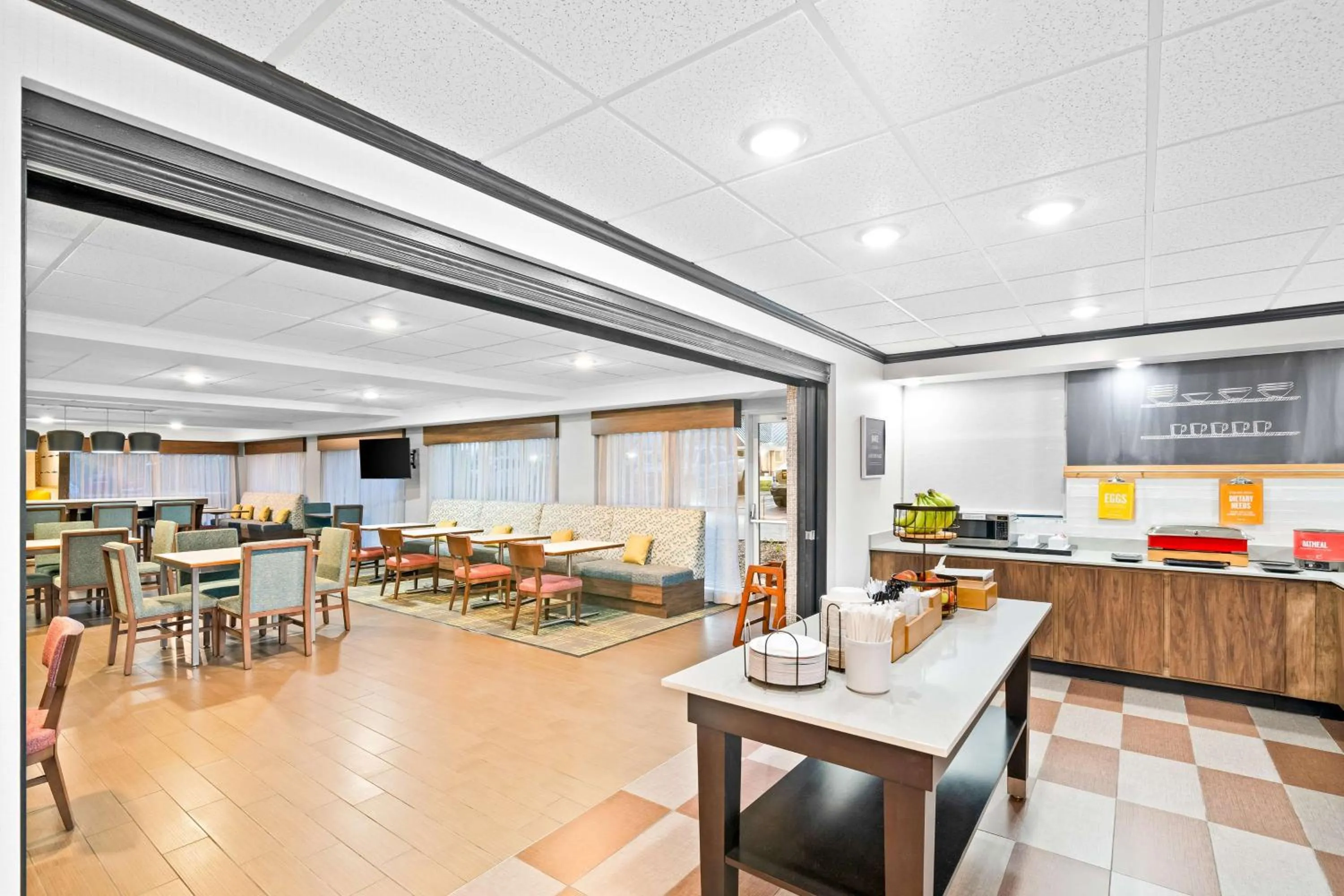 Breakfast in Hampton Inn South Heritage Park