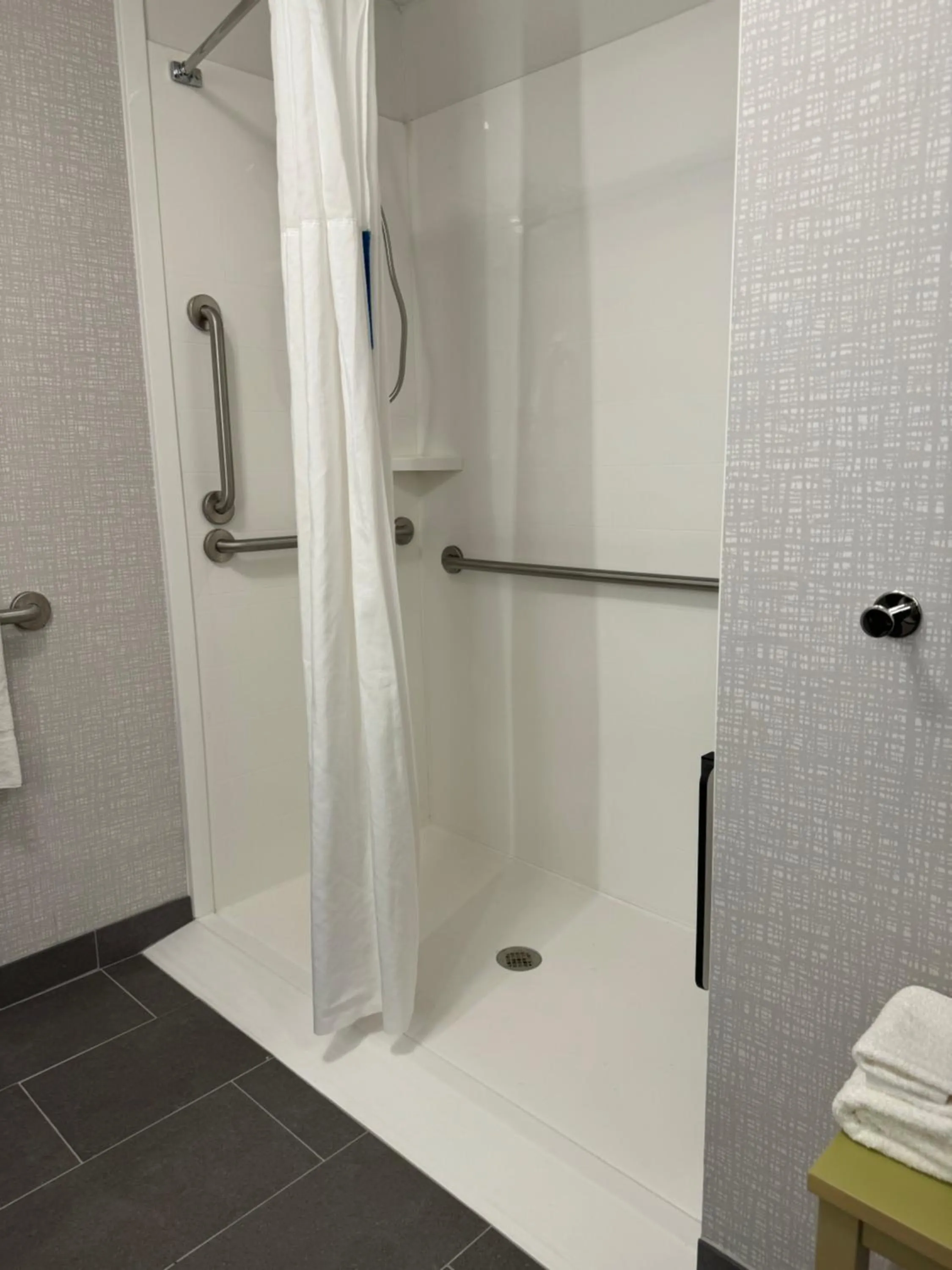 Bathroom in Hampton Inn South Heritage Park