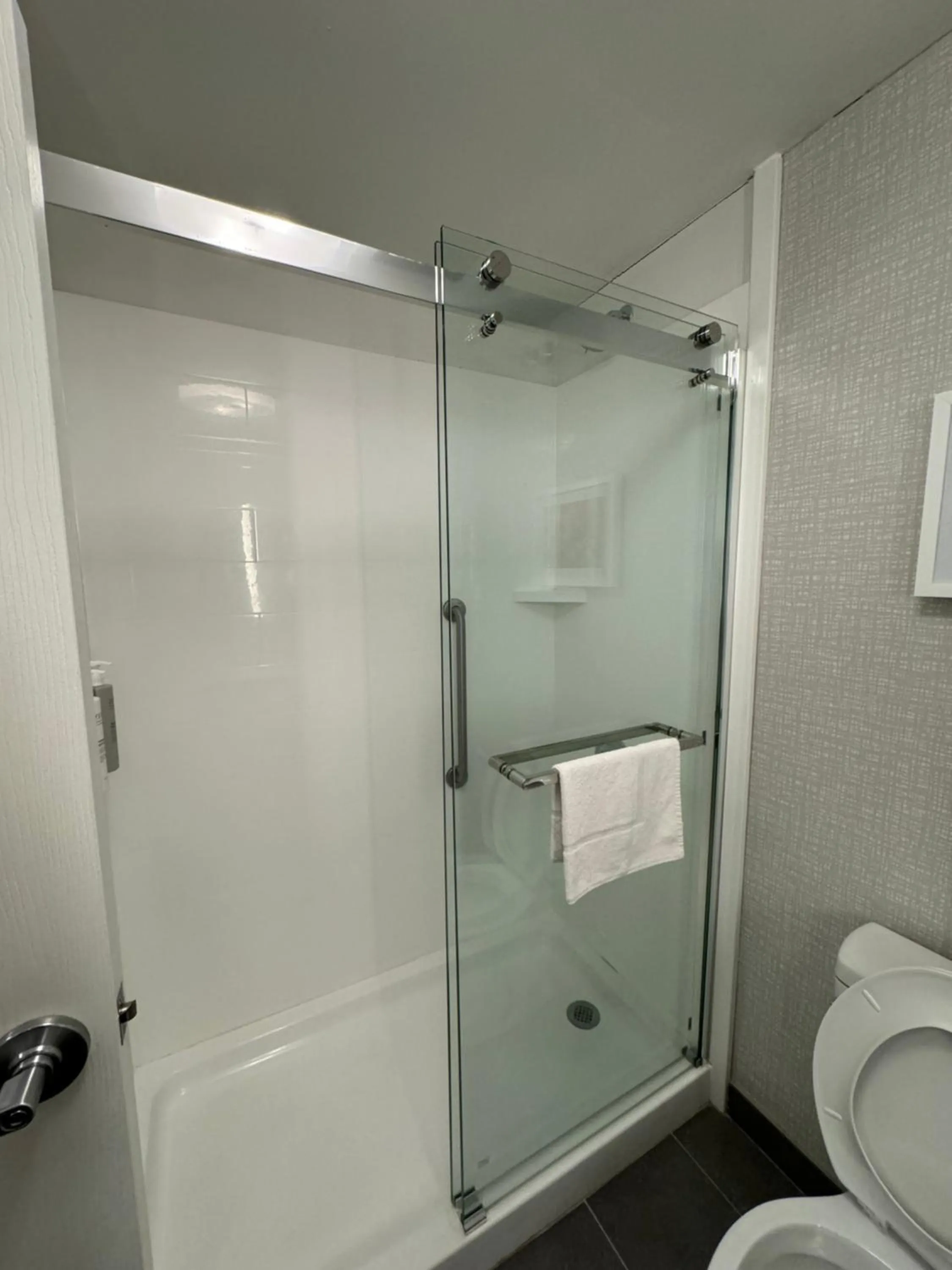 Shower in Hampton Inn South Heritage Park