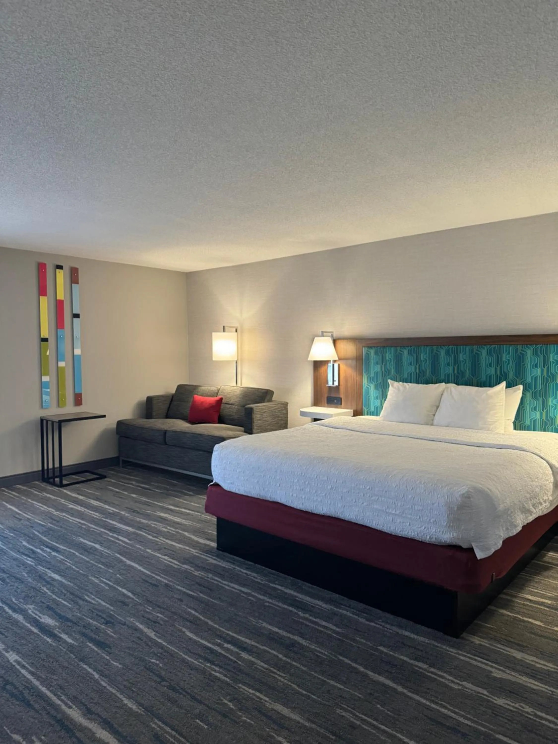 Bedroom, Bed in Hampton Inn South Heritage Park