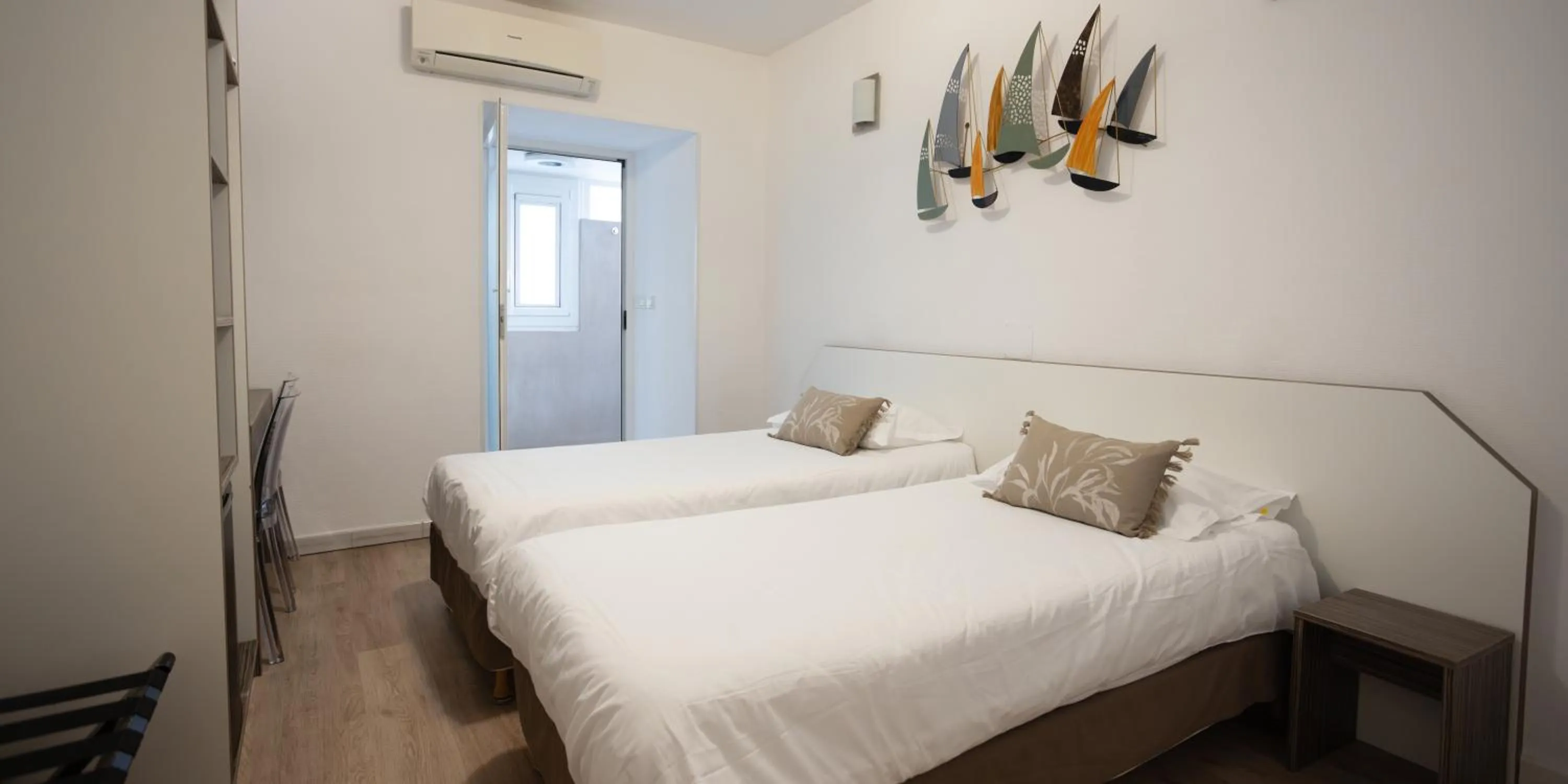 Photo of the whole room, Bed in Hôtel Napoléon