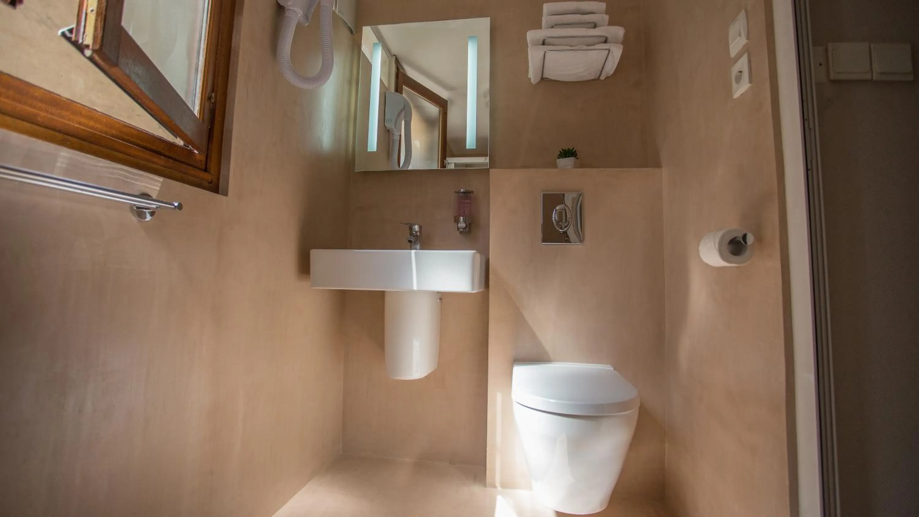 Bathroom in Hôtel Napoléon