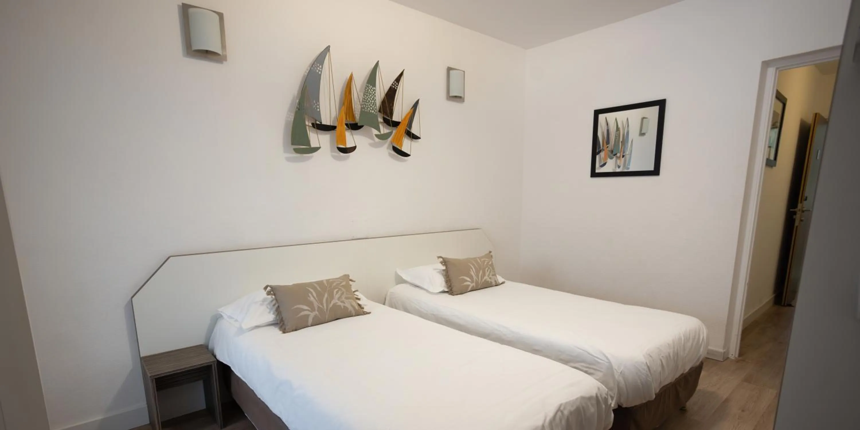 Photo of the whole room, Bed in Hôtel Napoléon