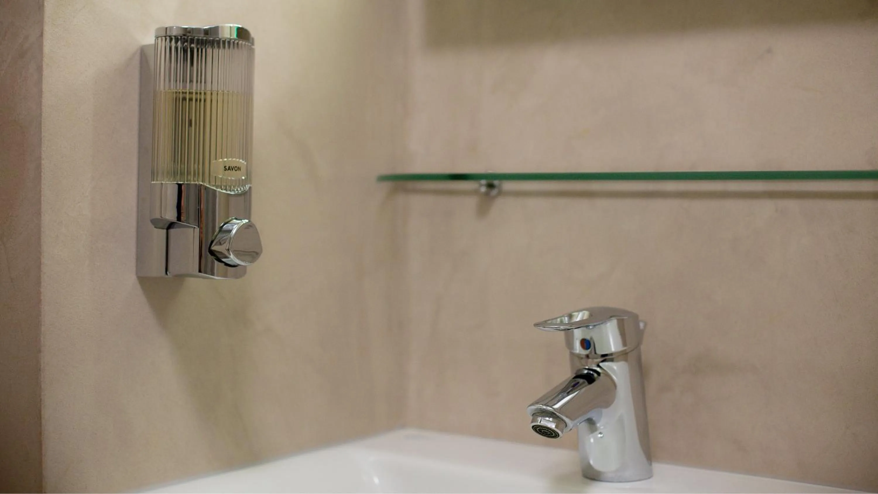 Bathroom in Hôtel Napoléon