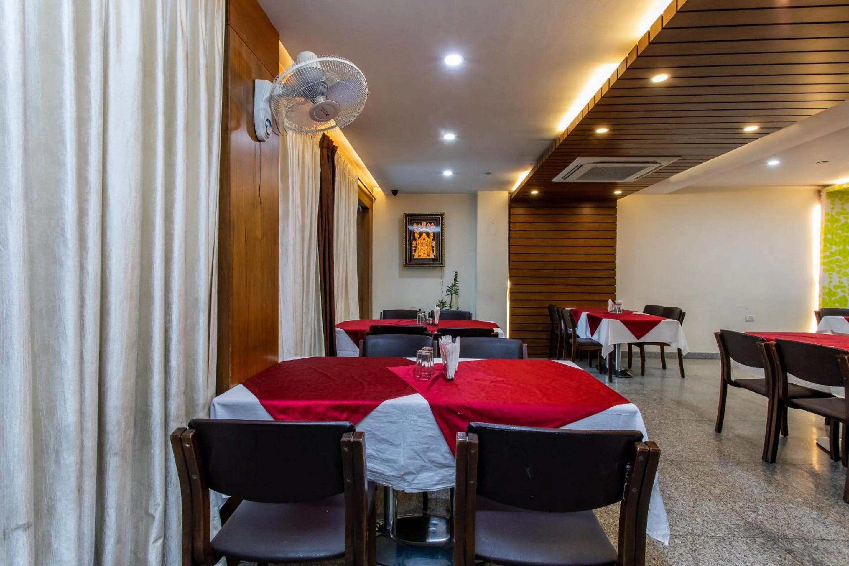 Restaurant/places to eat in Hotel O Mohit Regency