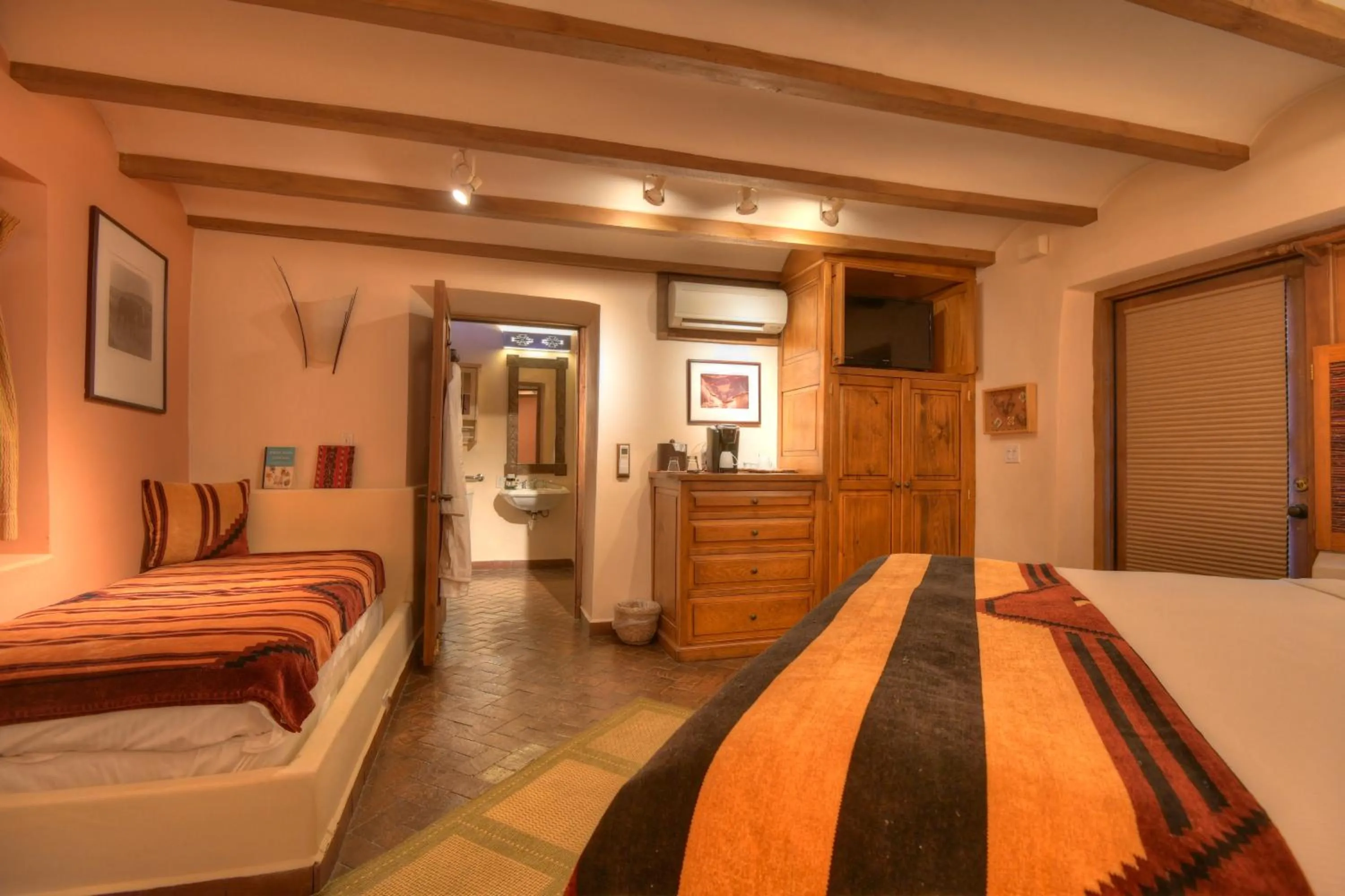 Photo of the whole room, Bed in Inn at Vanessie