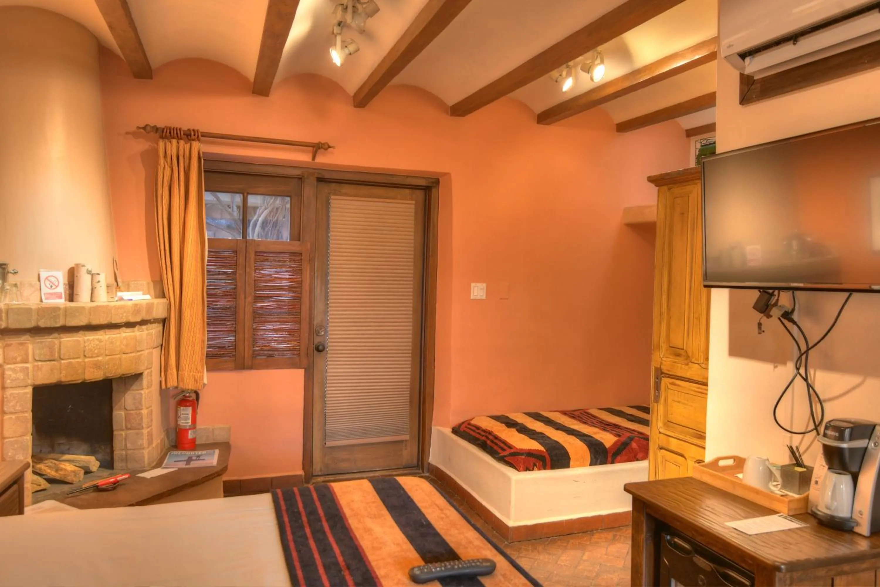 Living room, Bed in Inn at Vanessie