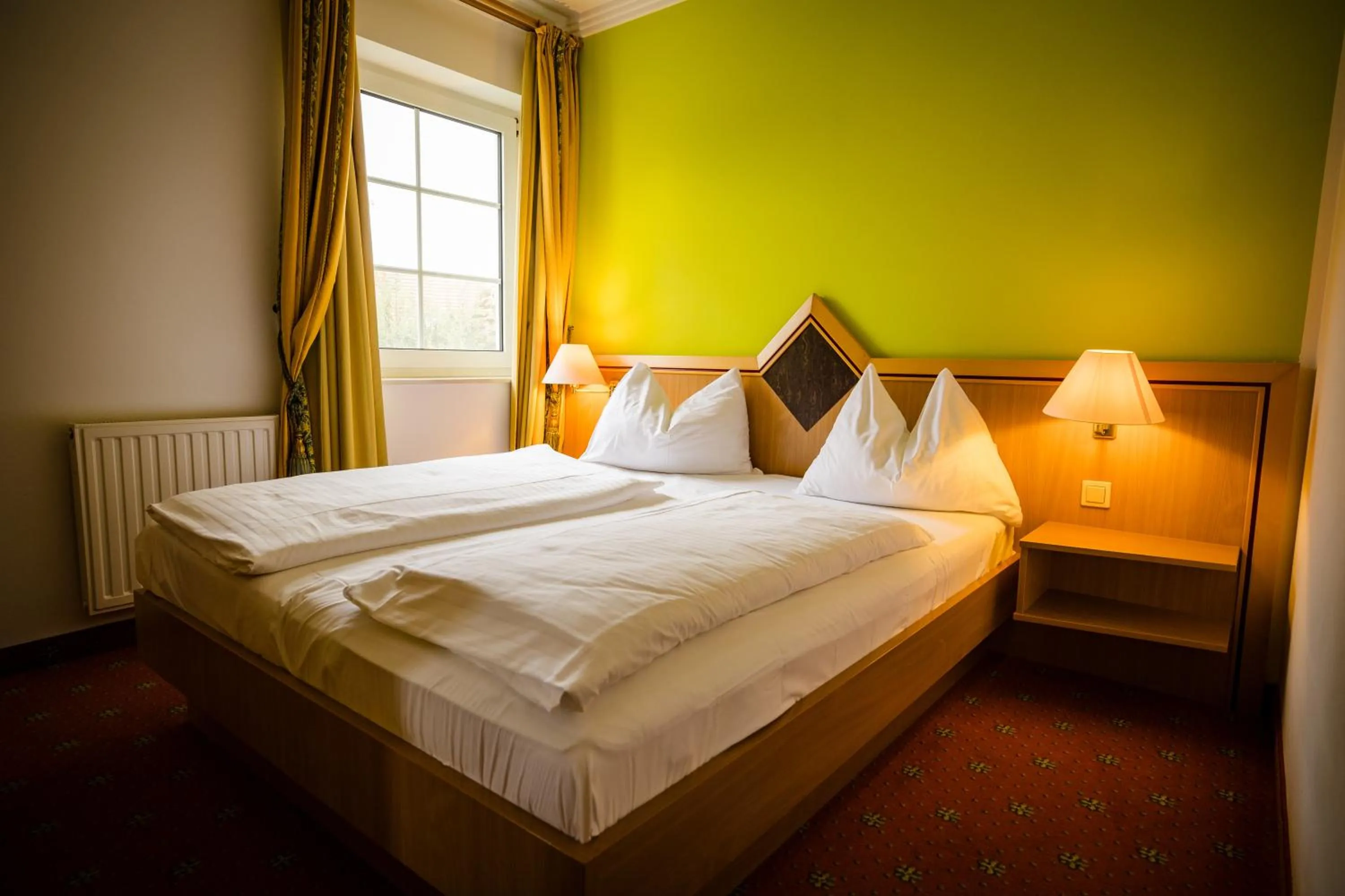 Bed in Thermenhotel Vier Jahreszeiten