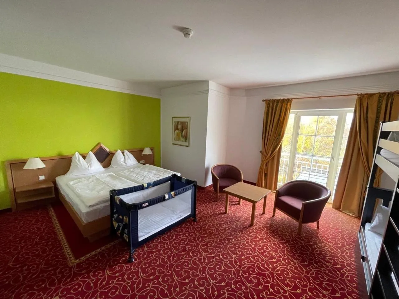 Photo of the whole room, Bed in Thermenhotel Vier Jahreszeiten