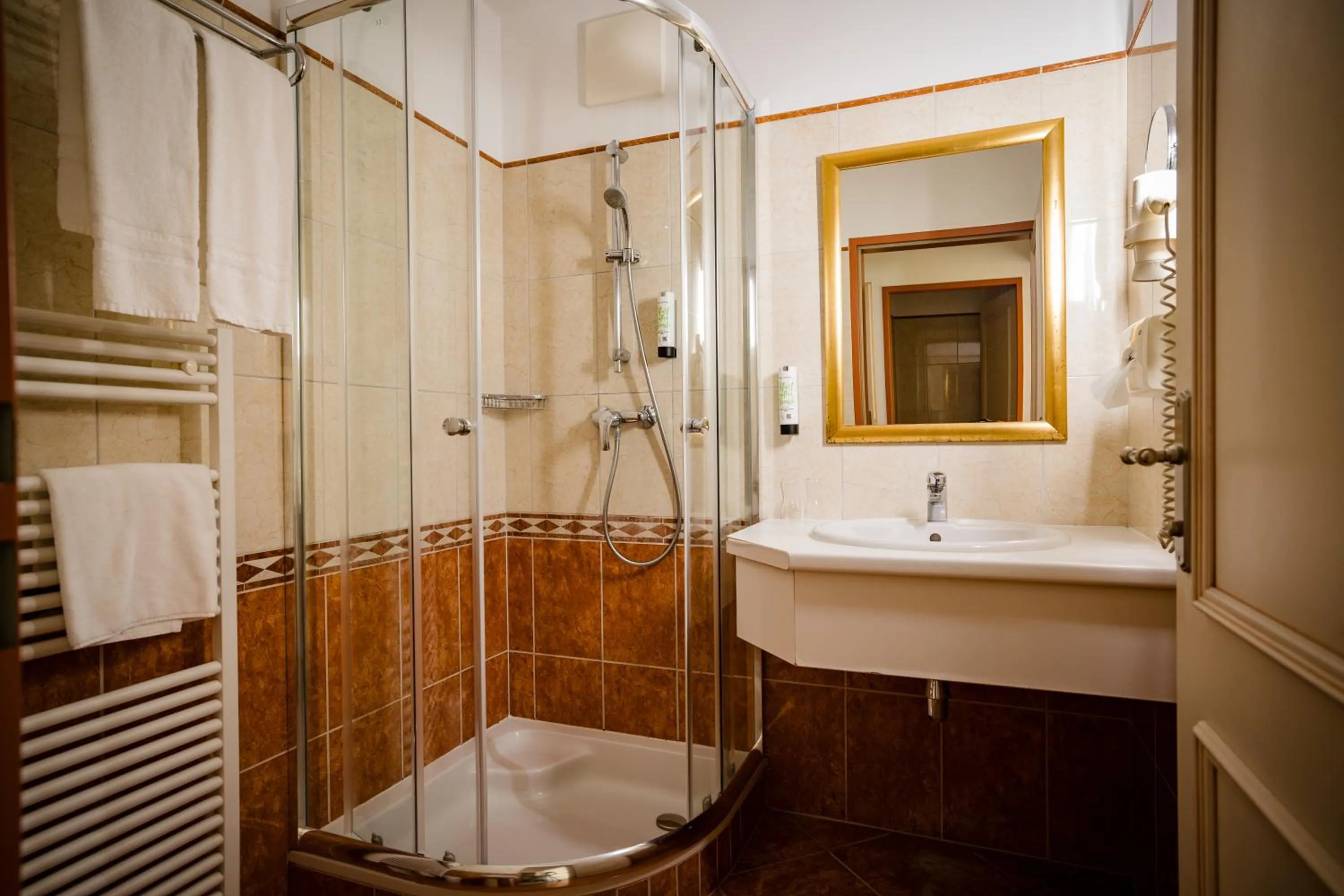 Shower in Thermenhotel Vier Jahreszeiten