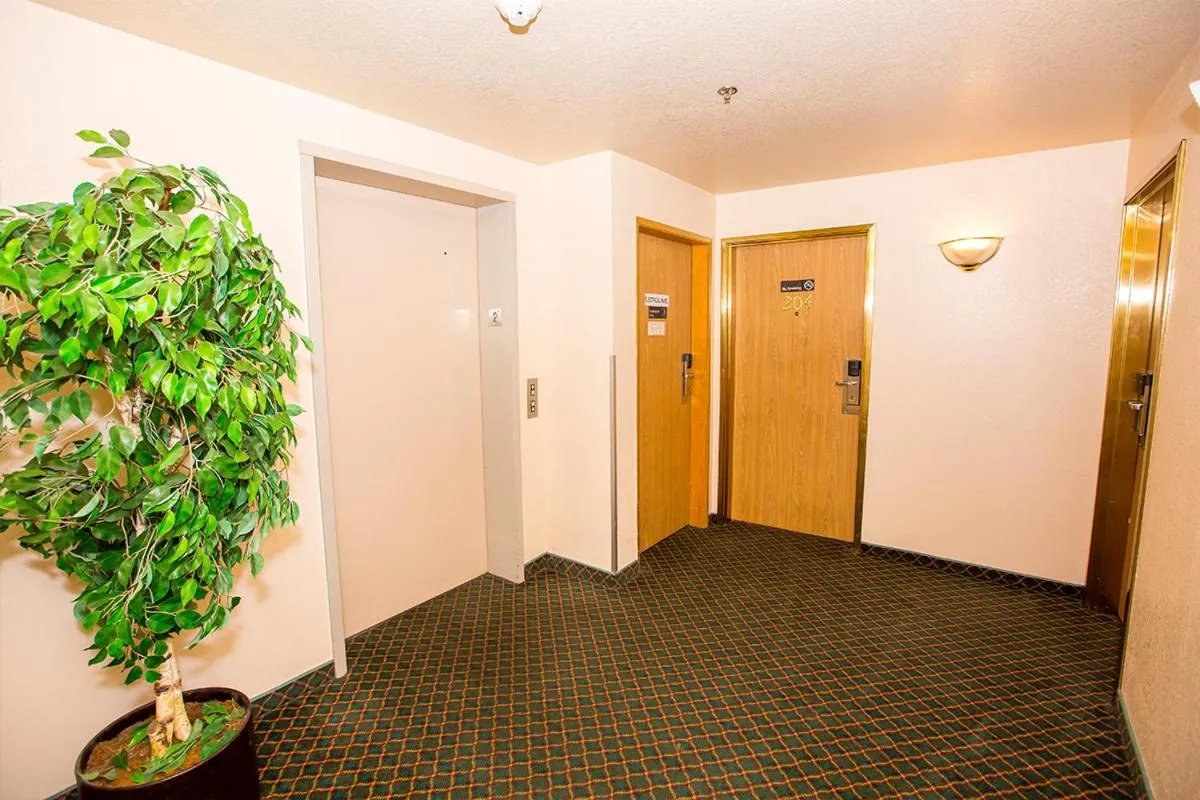 Property building in Village Inn & Suites Marysville